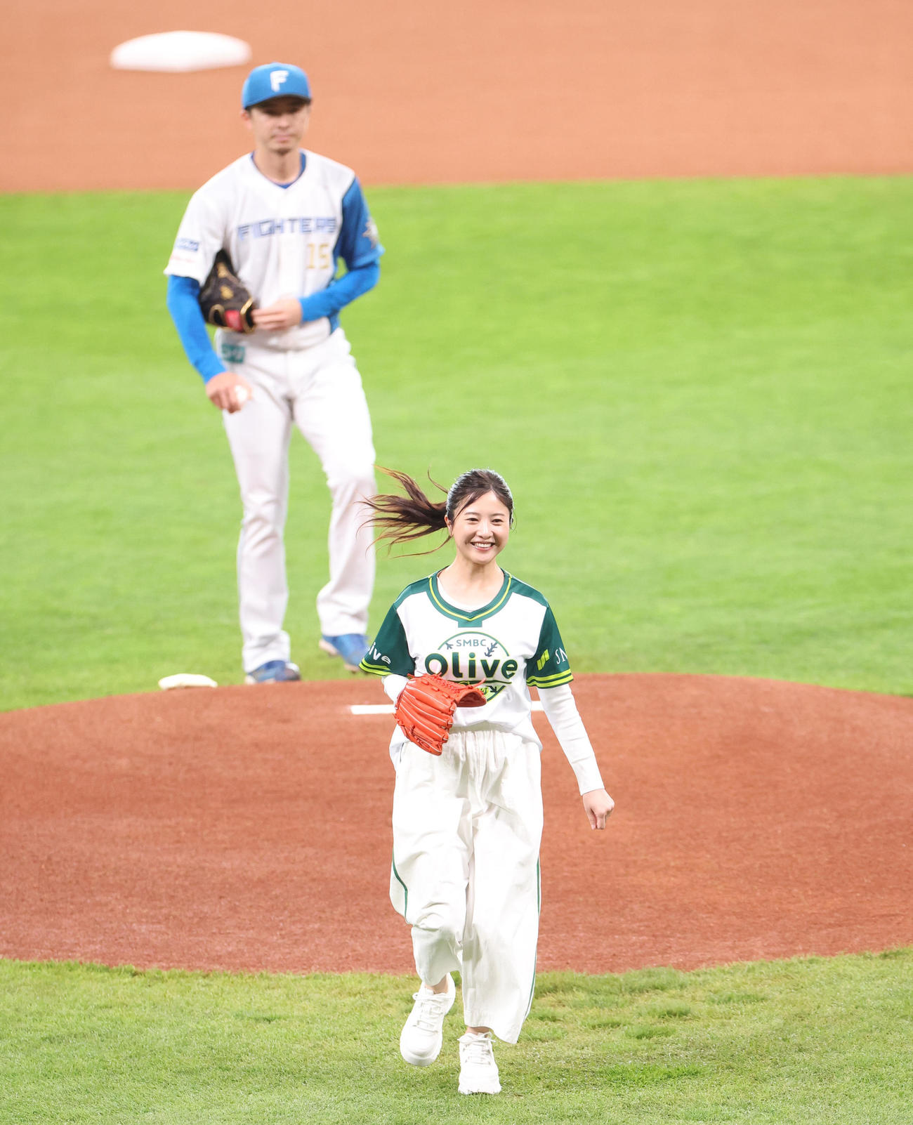 日本ハム対ソフトバンク　始球式を務める吉高由里子（撮影・佐藤翔太）