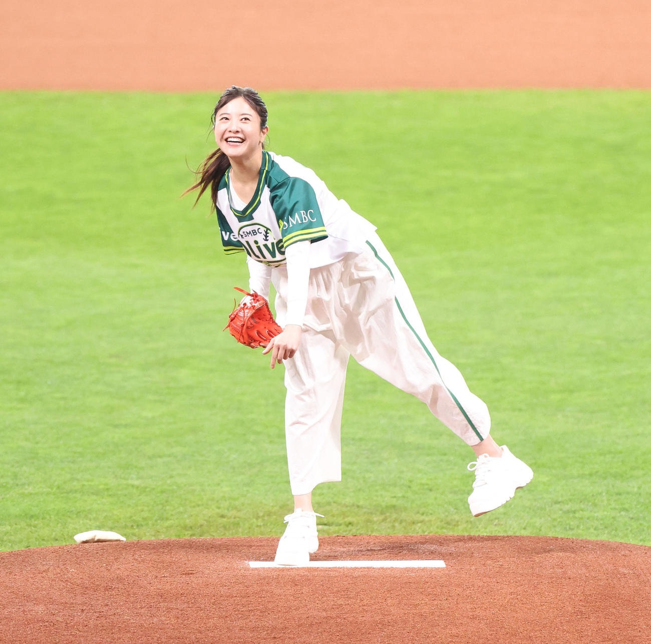 日本ハム対ソフトバンク　始球式を務める吉高由里子（撮影・佐藤翔太）