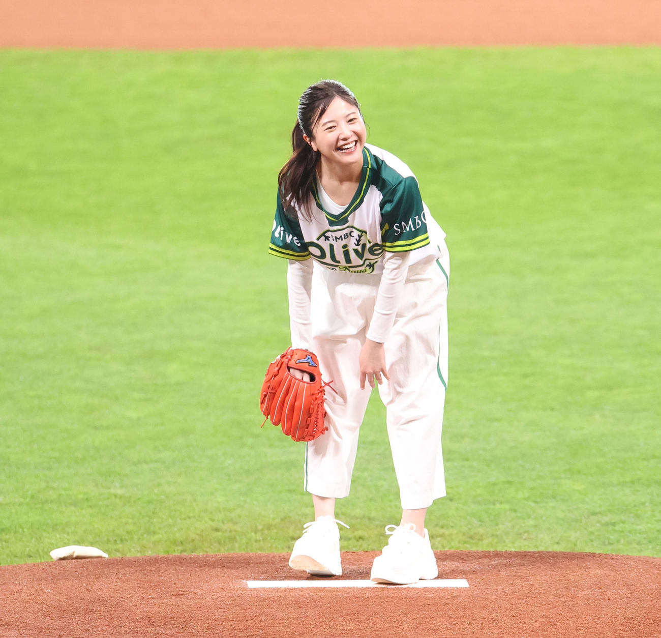 日本ハム対ソフトバンク　始球式を務める吉高由里子（撮影・佐藤翔太）