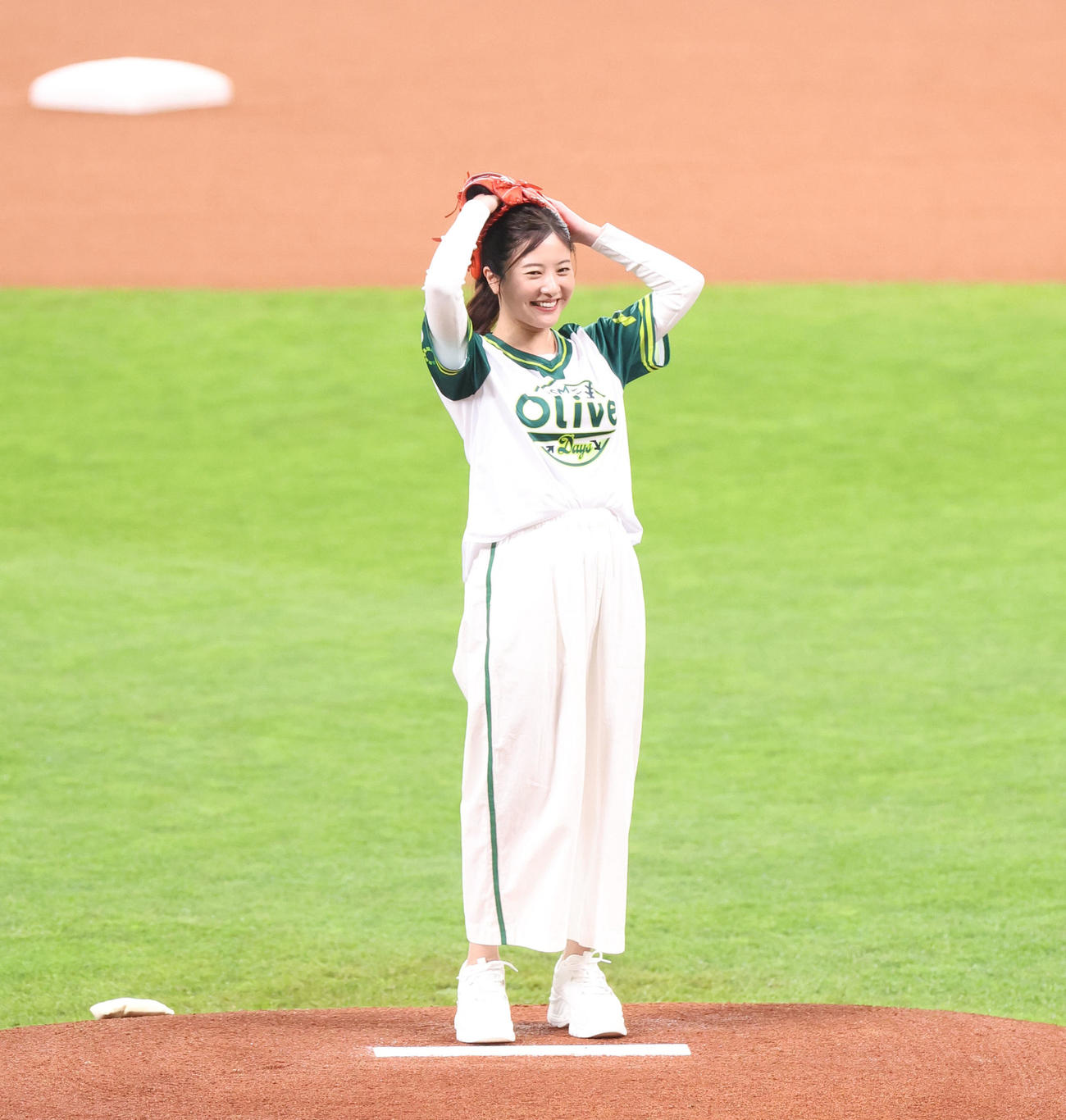 日本ハム対ソフトバンク　始球式を務める吉高由里子（撮影・佐藤翔太）