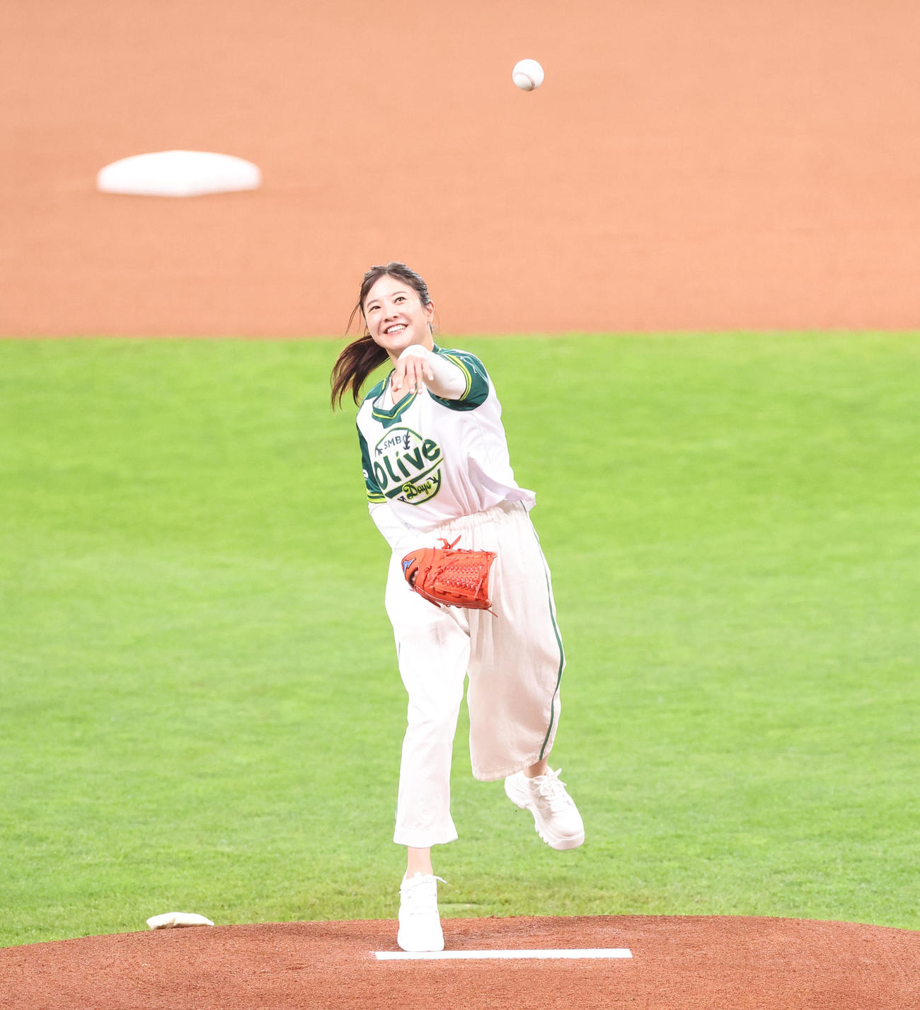 日本ハム対ソフトバンク　始球式を務める吉高由里子（撮影・佐藤翔太）