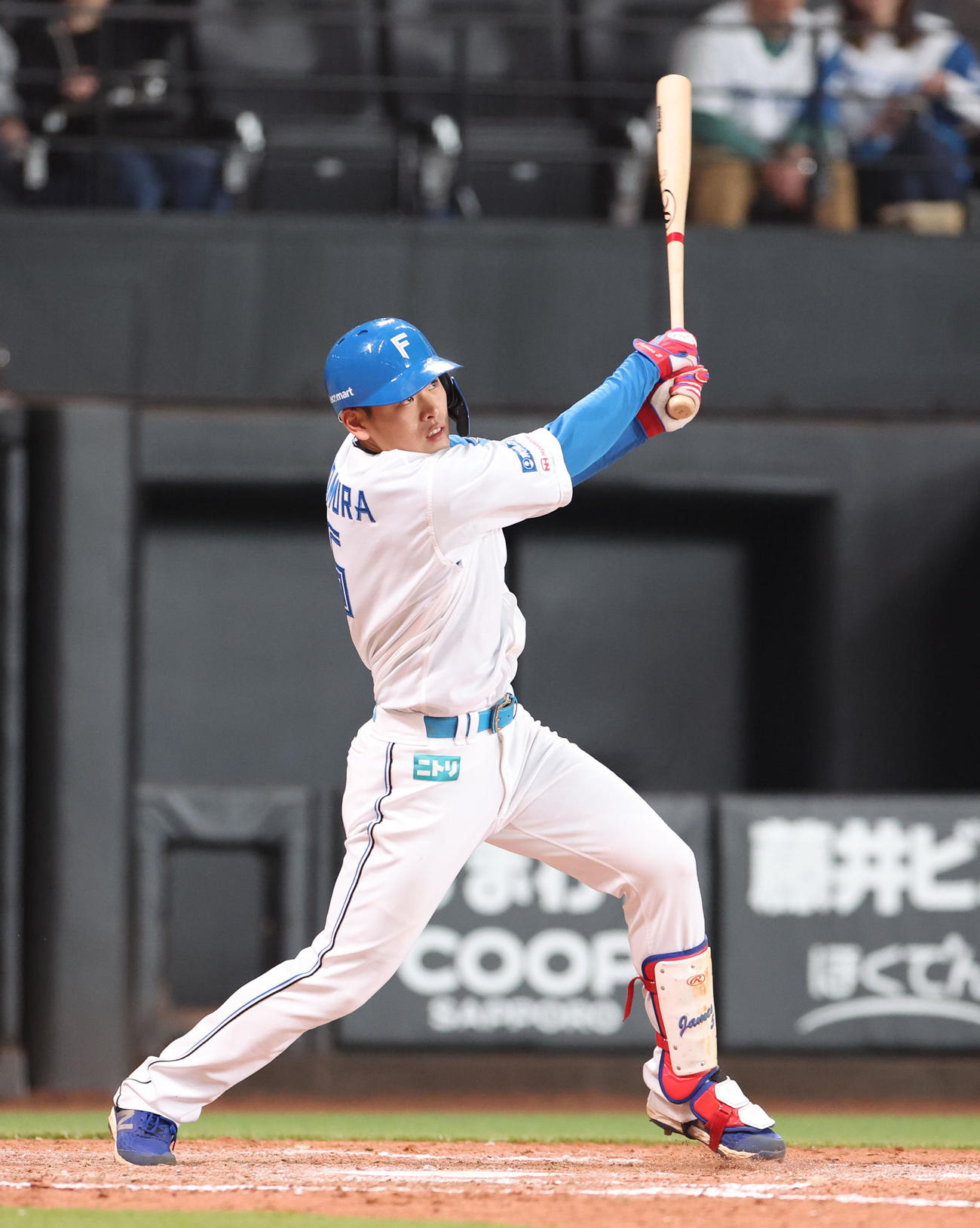 日本ハム対ソフトバンク　4回裏日本ハム2死、野村は右越え本塁打を放つ（撮影・佐藤翔太）