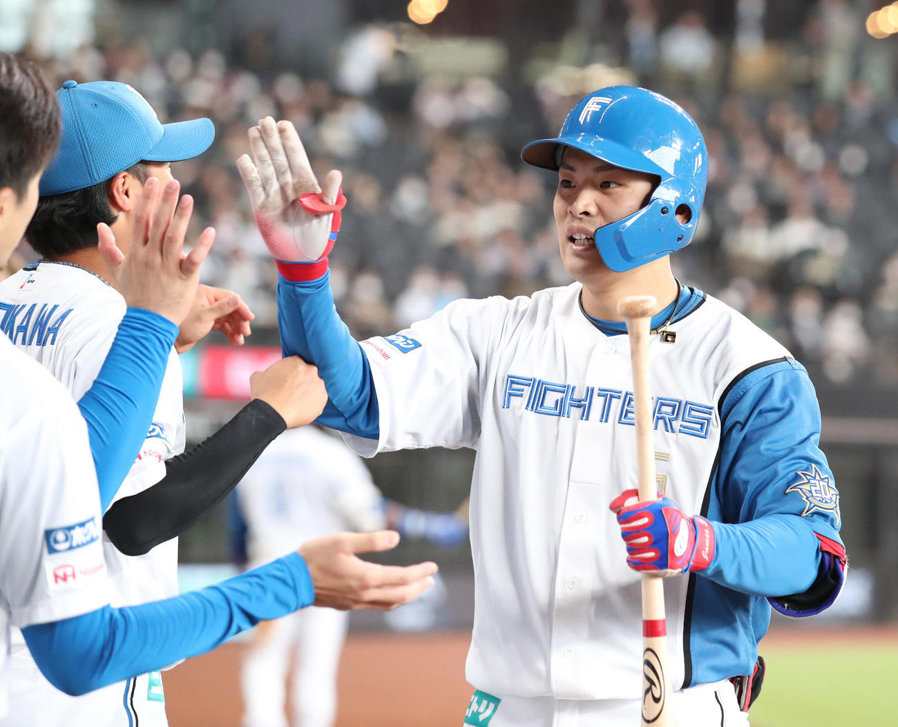 日本ハム対ソフトバンク　4回裏日本ハム2死、野村は右越え本塁打を放ちナインに出迎えられる（撮影・佐藤翔太）