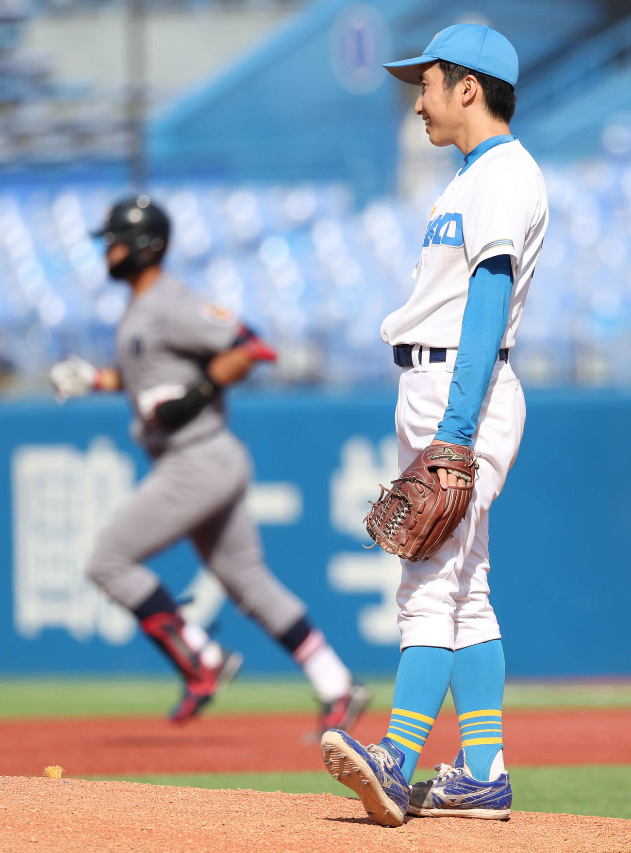 慶大対東大　9回表慶大無死、東大・渡辺（右）は慶大・広瀬に左越えソロ本塁打を浴びて苦笑い（撮影・松本俊）
