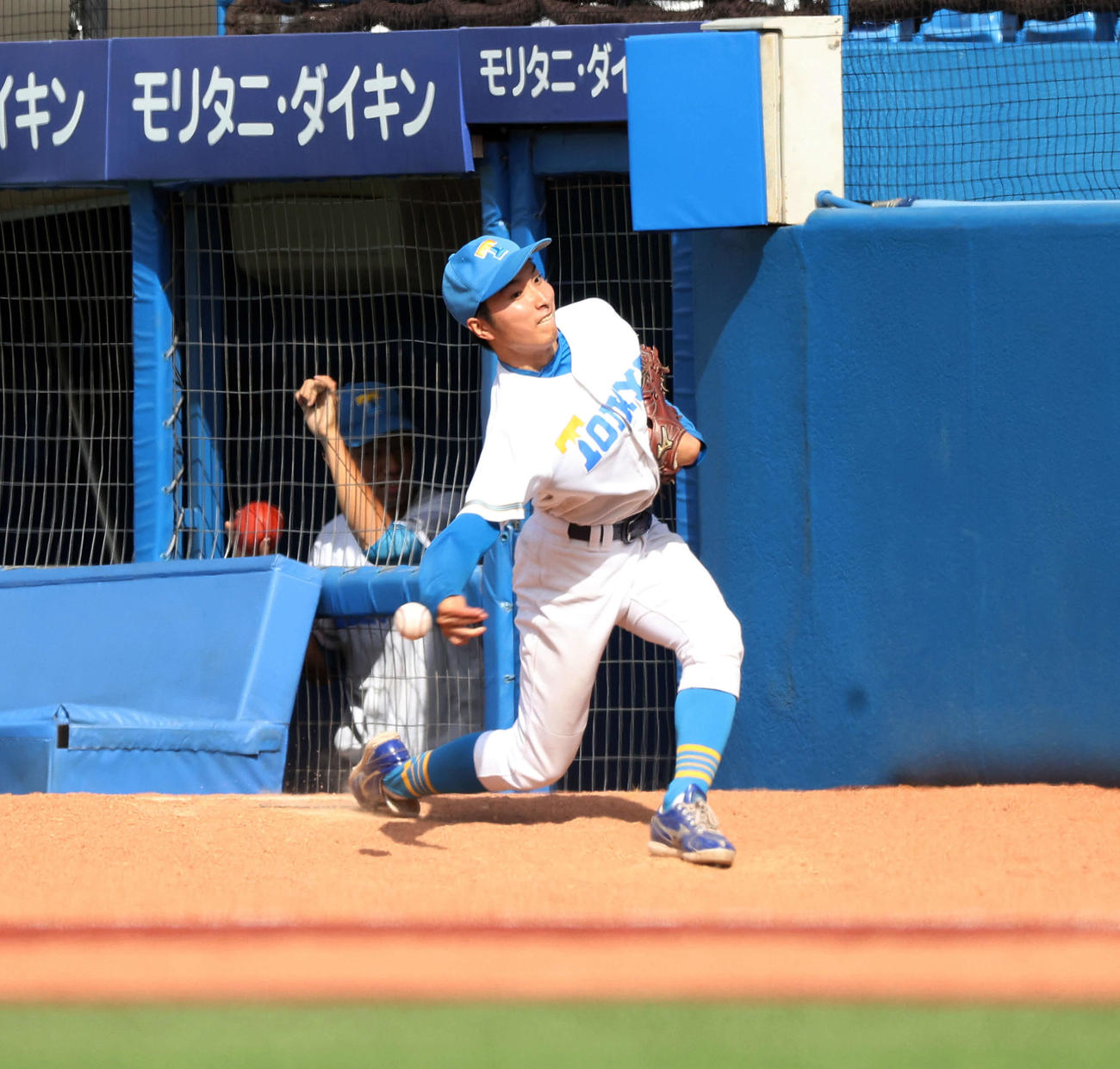 慶大対東大　ブルペンで投球練習する東大・渡辺（撮影・松本俊）