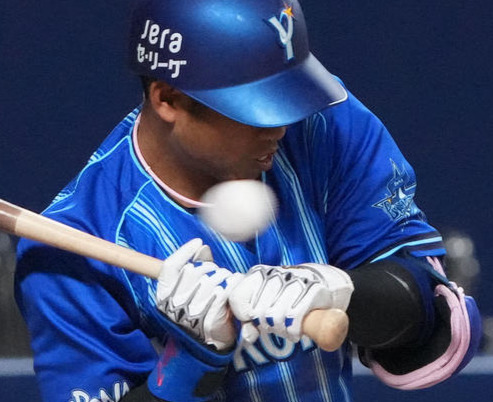 プロ野球中日対DeNA 6回表DeNA1死一塁、死球を受ける桑原（撮影・森本幸一）