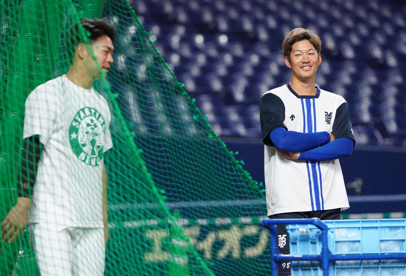 中日対DeNA　試合前、龍空と言葉を交わす京田（右）（撮影・森本幸一）