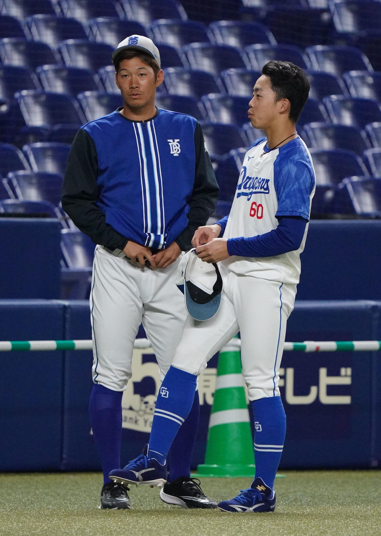 中日対DeNA　試合前、岡林と言葉を交わす京田（左）（撮影・森本幸一）