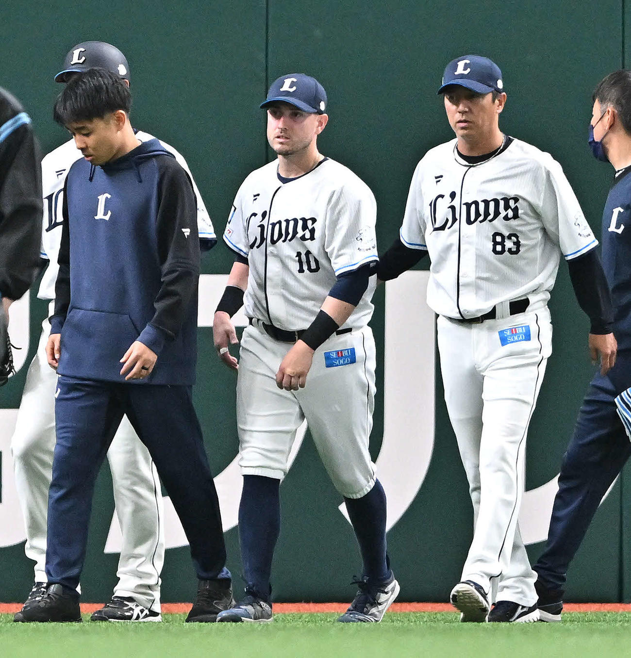 西武対楽天　7回表、負傷しベンチへ引き揚げる西武左翼手のペイトン（中央）（撮影・滝沢徹郎）