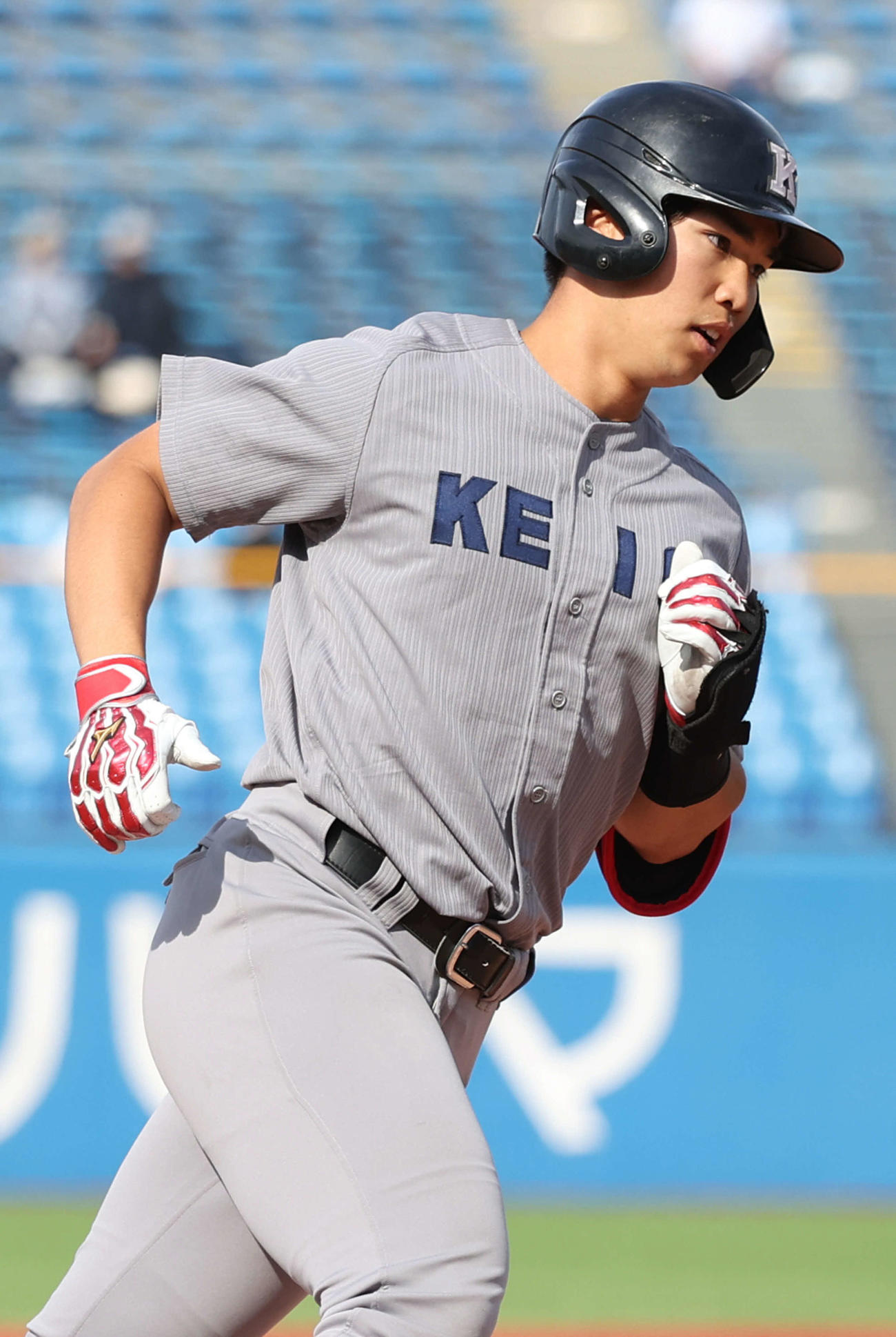 慶大対東大　9回表慶大無死、小早川毅彦に並ぶ、歴代12位タイのリーグ通算16本塁打を左越えに放ち、ベースを回る広瀬（撮影・松本俊）