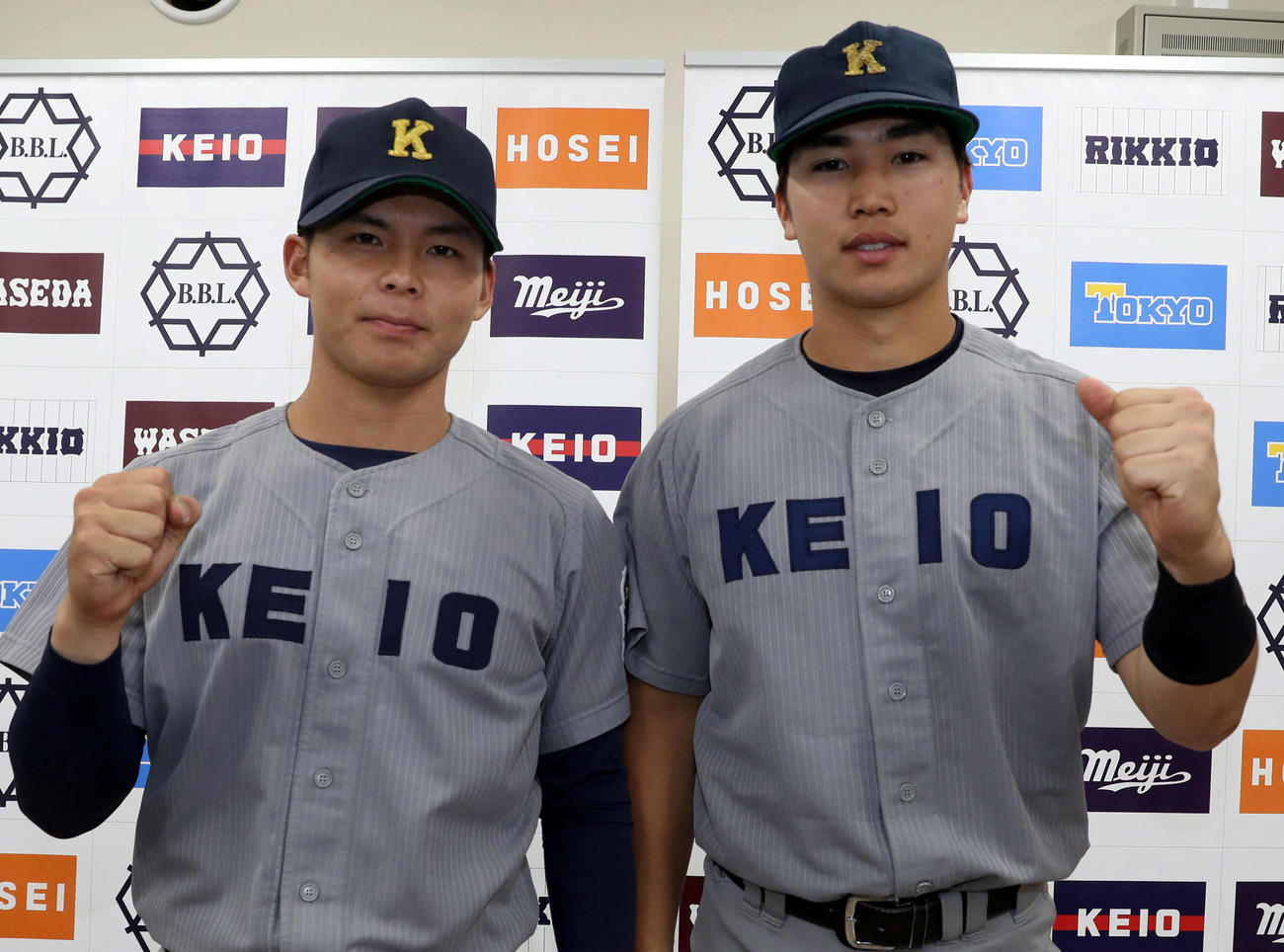 慶大対東大　勝利投手の慶大・外丸（左）とリーグ通算16本塁打を放った広瀬は、試合後にガッツポーズで写真に納まる（撮影・松本俊）