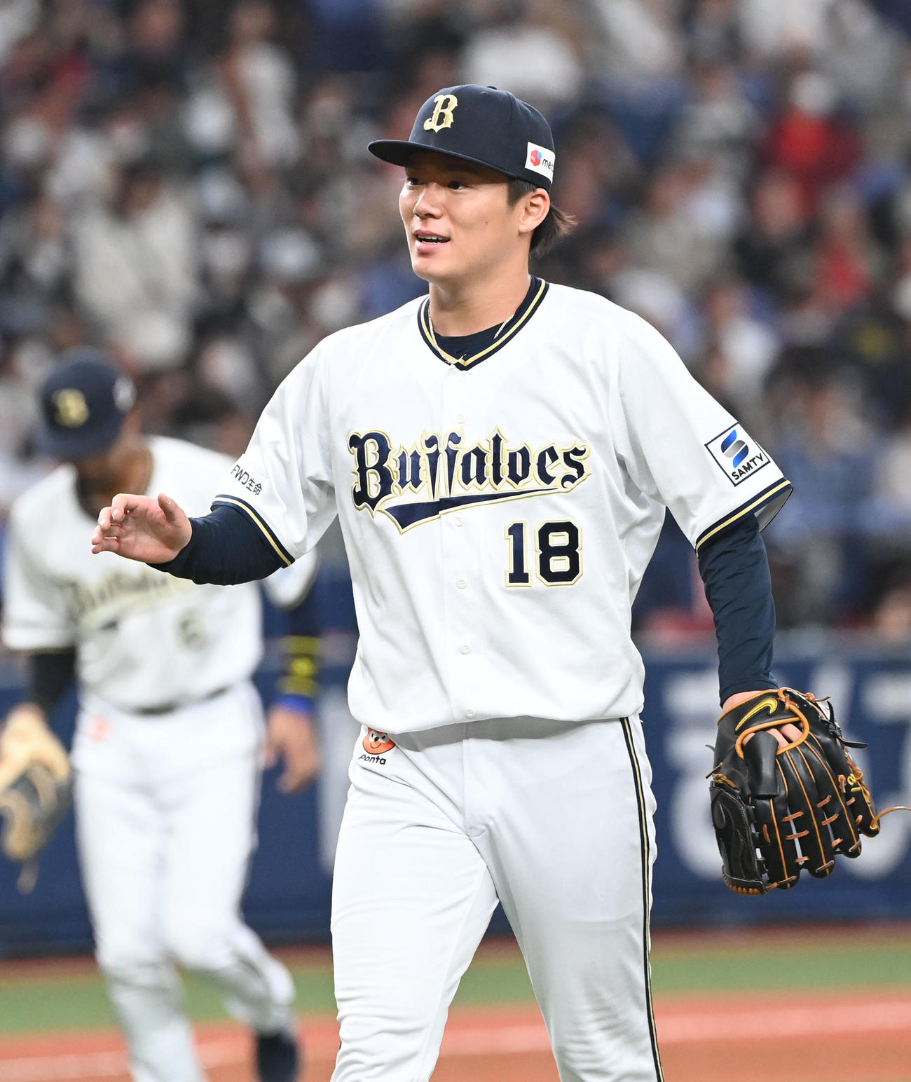 オリックス対ロッテ　5回を投げ終え、笑顔でベンチに戻オリックス山本（撮影・和賀正仁）