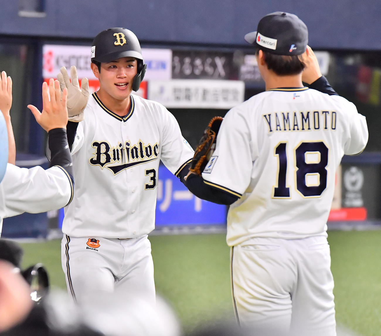 オリックス対ロッテ　3回裏オリックス2死二塁、宗の適時打で生還し山本らナインとタッチを交わす太田（撮影・和賀正仁）