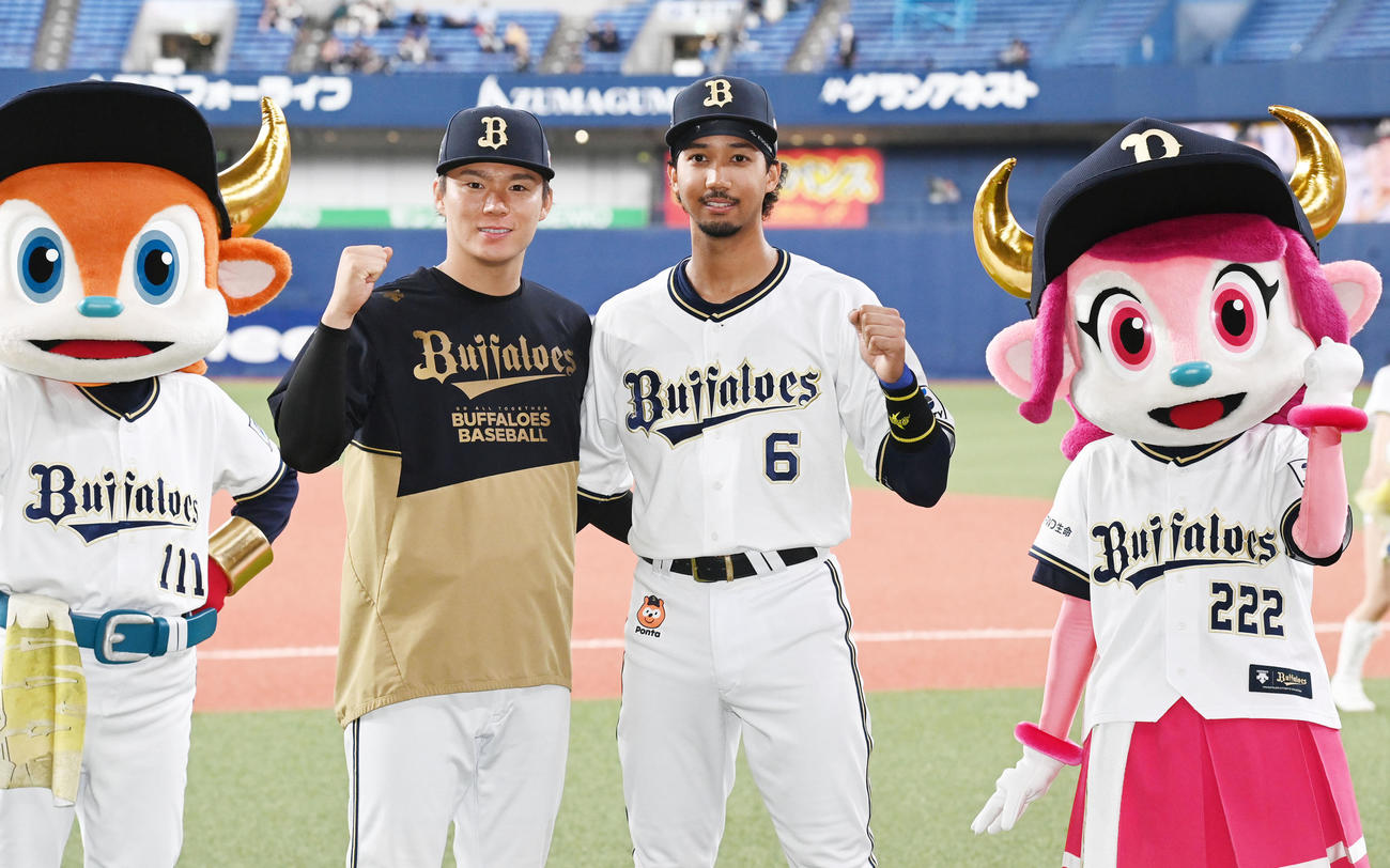 オリックス対ロッテ　投打のヒーロー山本（左）と宗はカメラに向かってポーズ（撮影・和賀正仁）