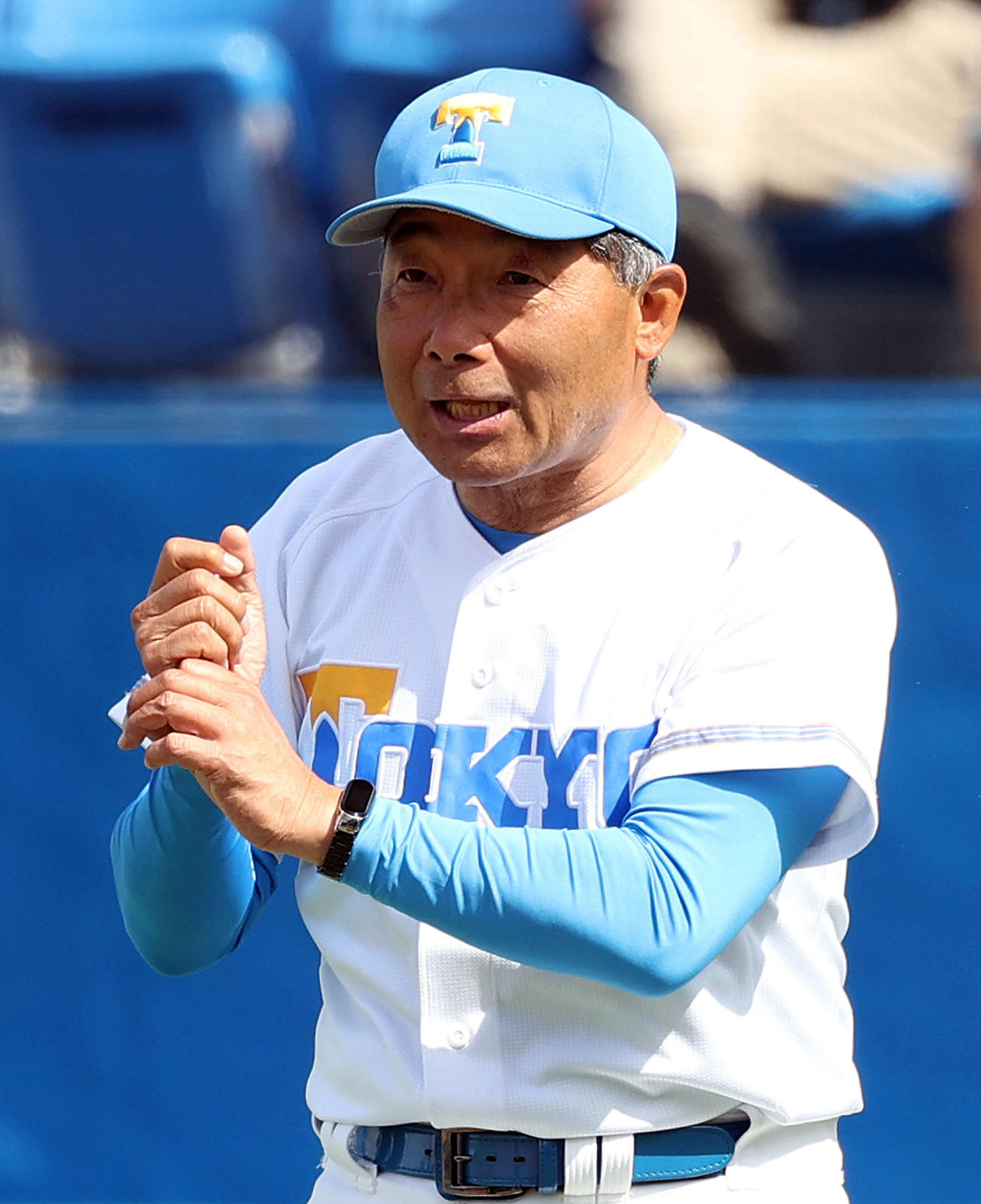 慶大対東大　6回裏東大1死一塁、代打を告げる東大・大久保監督代行（撮影・松本俊）