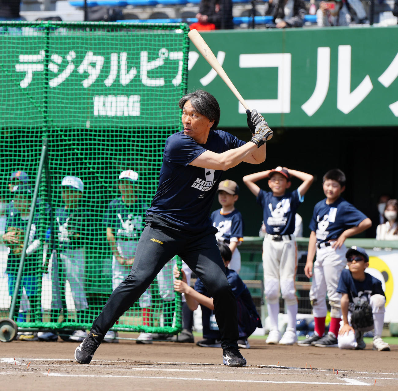 野球教室で打撃を披露し、柵越えする松井氏（撮影・江口和貴）