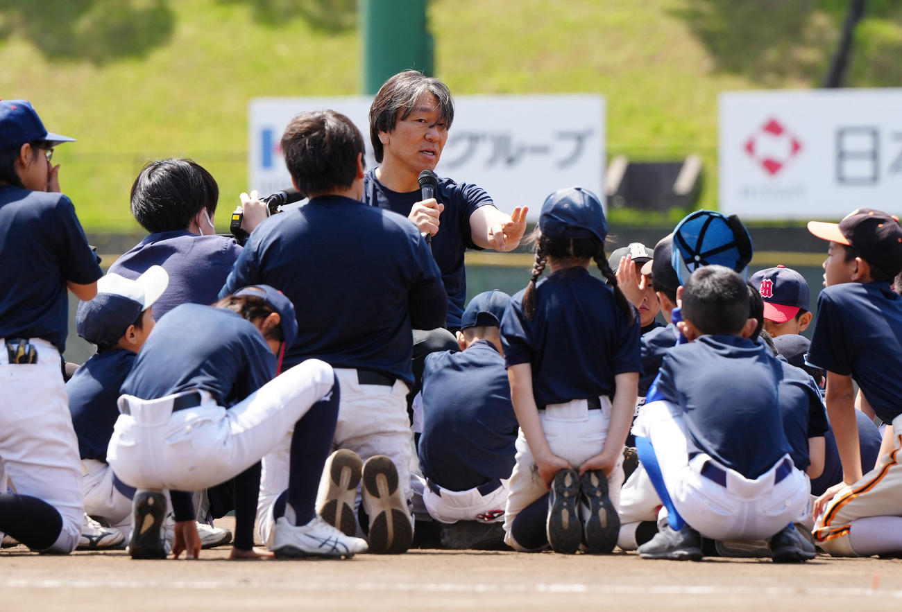 野球教室に参加した子どもたちの質問に答える松井氏（撮影・江口和貴）