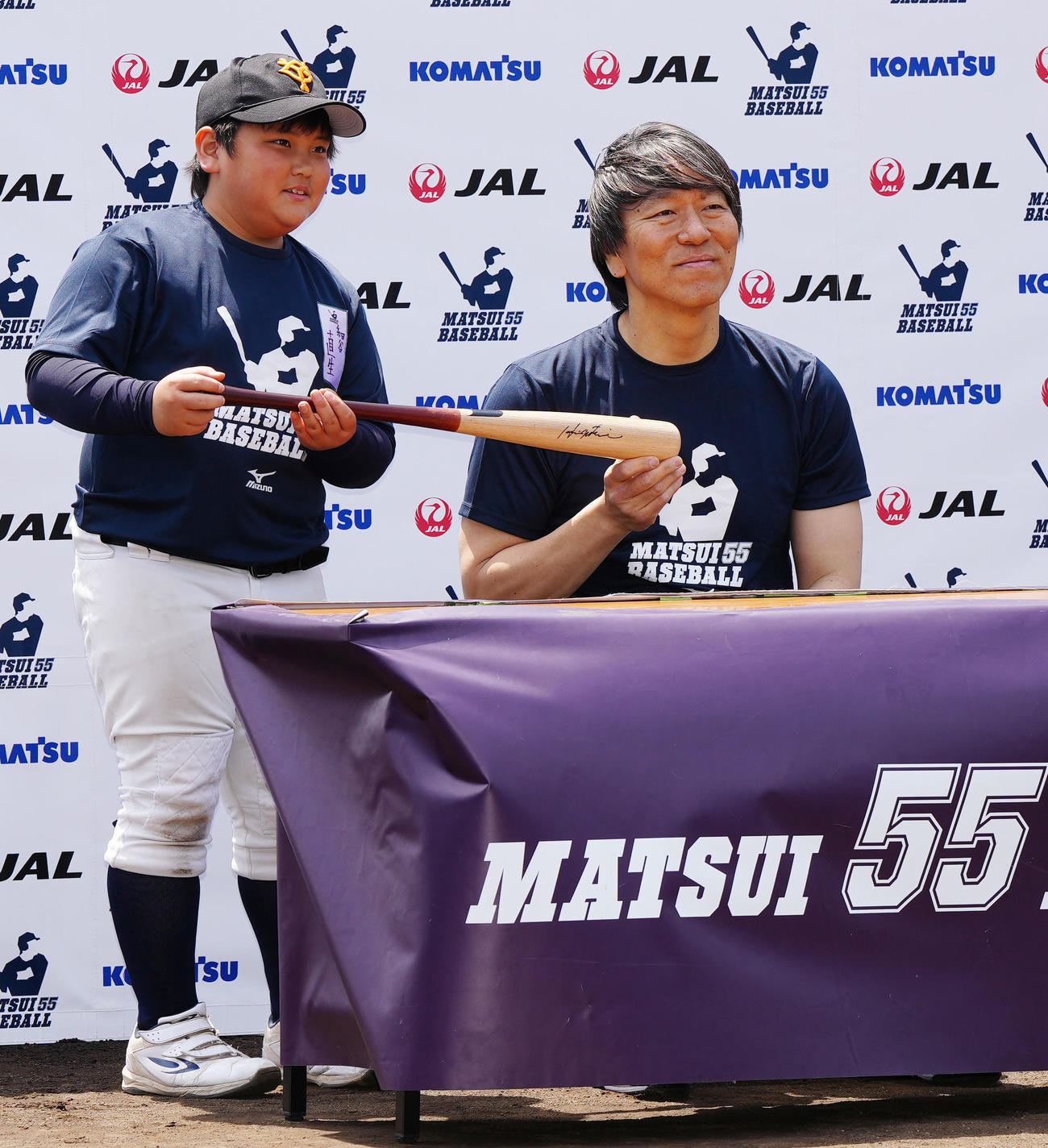 野球教室に参加した細谷直生くん（左）と記念写真に納まる松井氏（撮影・江口和貴）