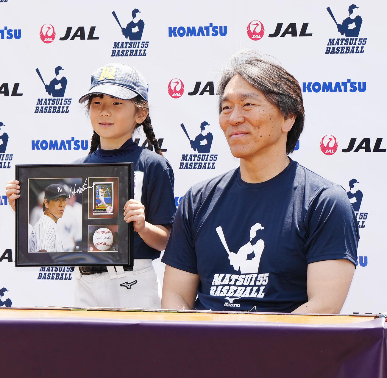 野球教室の参加者と記念写真に納まる松井氏（右）（撮影・江口和貴）
