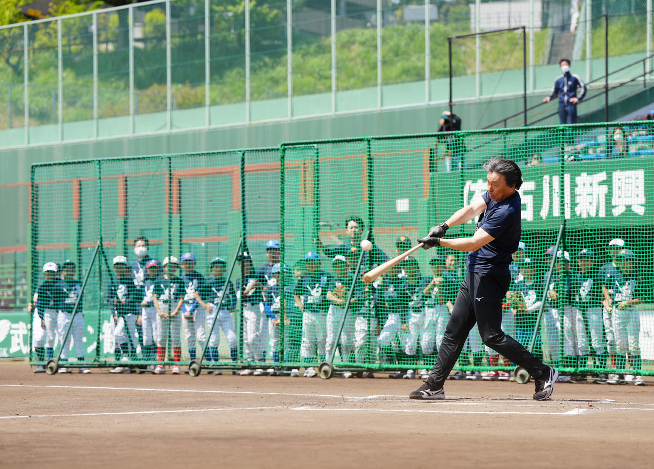 ジャイアンツ球場での野球教室で打撃を披露する松井氏（撮影・江口和貴）