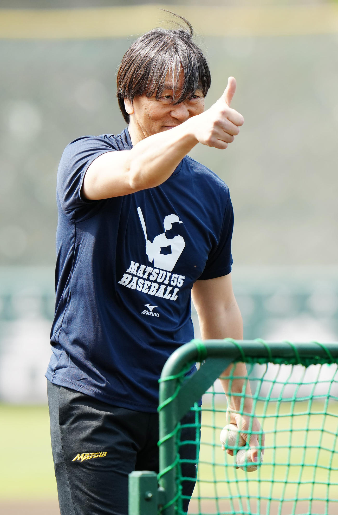野球教室で打撃投手を務め、サムズアップポーズを見せる松井氏（撮影・江口和貴）