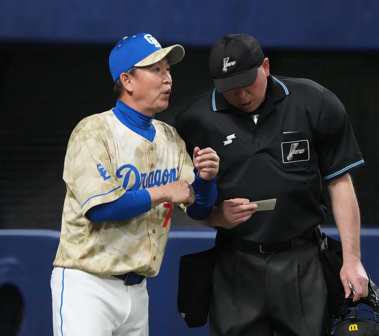 プロ野球中日対DeNA 6回表DeNA1死満塁、投手交代を告げる立浪監督（左）（撮影・森本幸一）