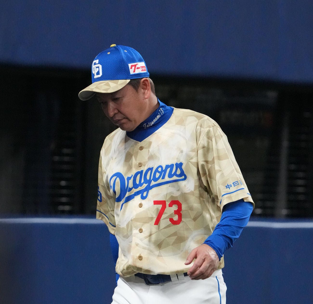 5回終了、選手交代を告げベンチへ戻る立浪監督（撮影・森本幸一）