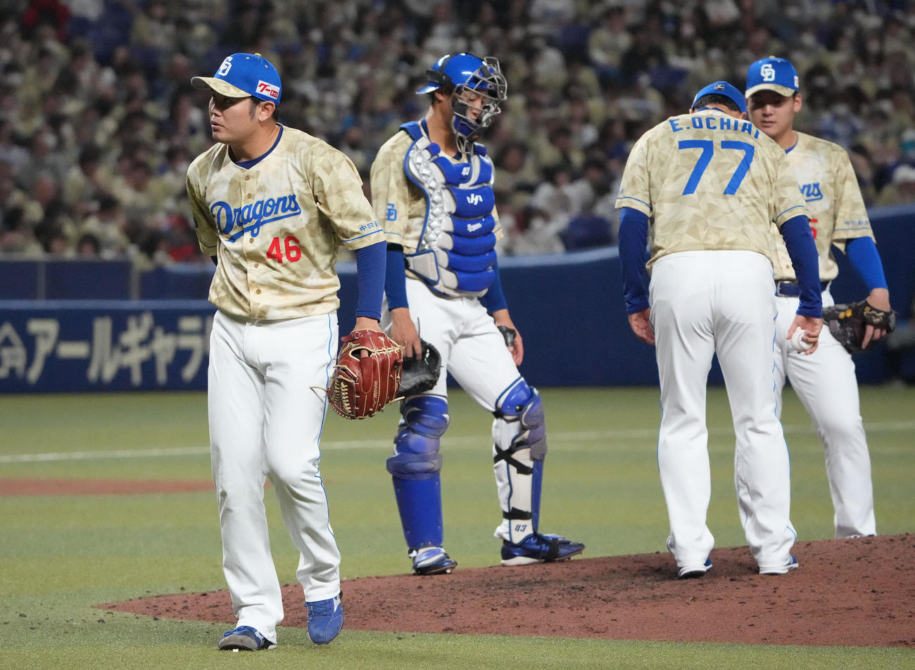 6回表DeNA1死満塁、マウンドを降りる鈴木（左）（撮影・森本幸一）