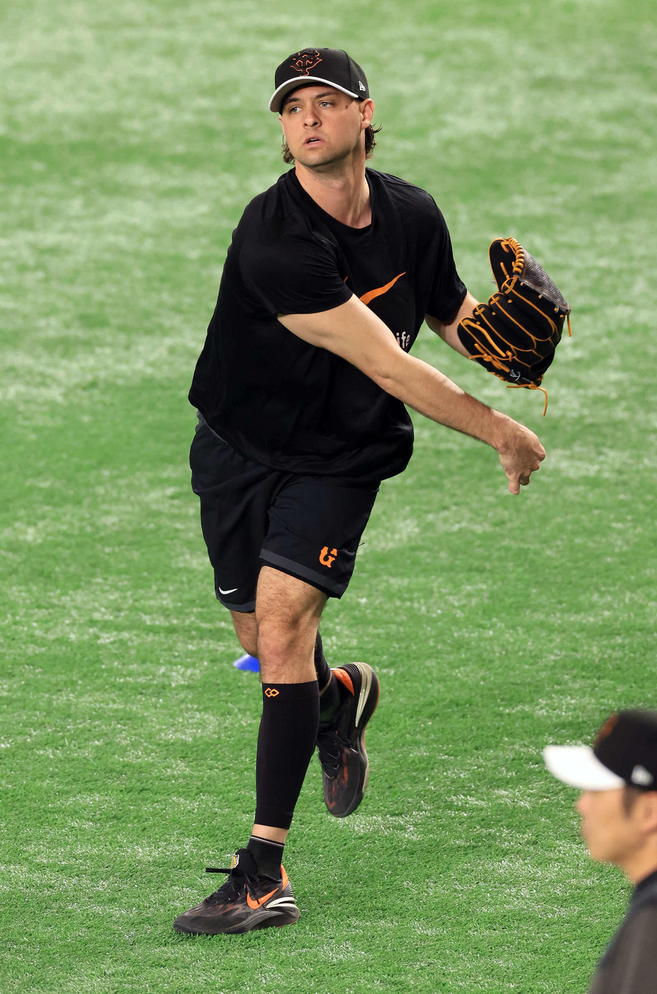 巨人対広島　試合前、キャッチボールする巨人ビーディ（撮影・浅見桂子）