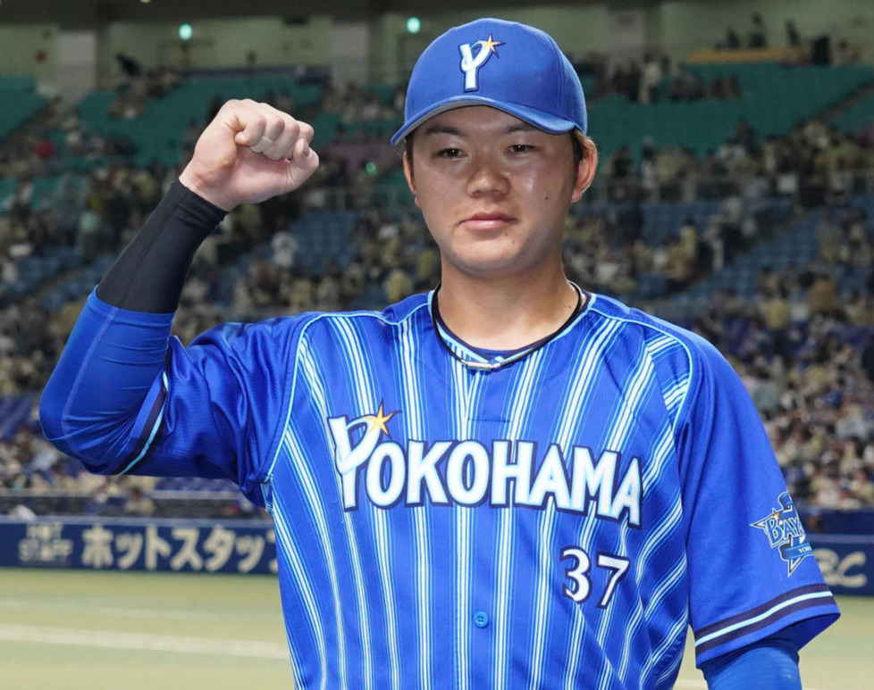 プロ野球中日対DeNA　ヒーローインタビューを終えポーズを決める楠本（撮影・森本幸一）
