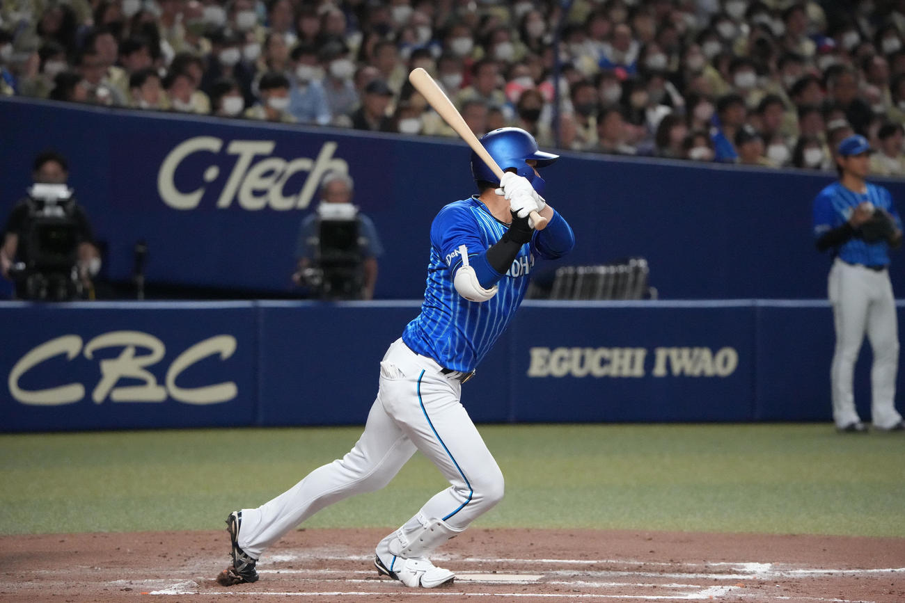 プロ野球中日対DeNA 6回表DeNA2死一、三塁、右前適時打を放つ楠本（撮影・森本幸一）