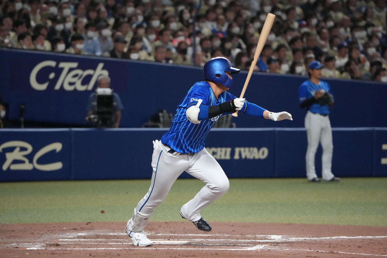 プロ野球中日対DeNA 6回表DeNA2死一、三塁、右前適時打を放つ楠本（撮影・森本幸一）