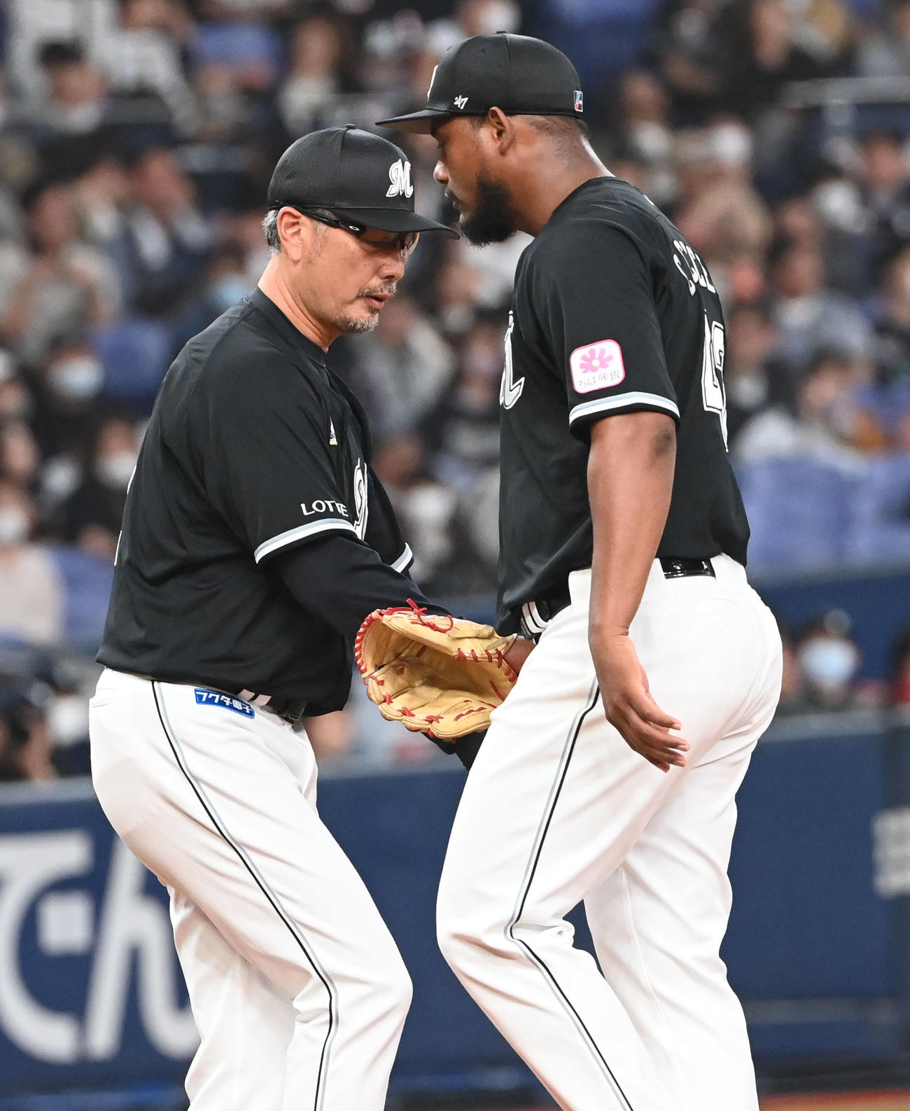 オリックス対ロッテ　6回裏オリックス2死一、三塁、ロッテ・メルセデスの降板を決める吉井監督（左）（撮影・和賀正仁）