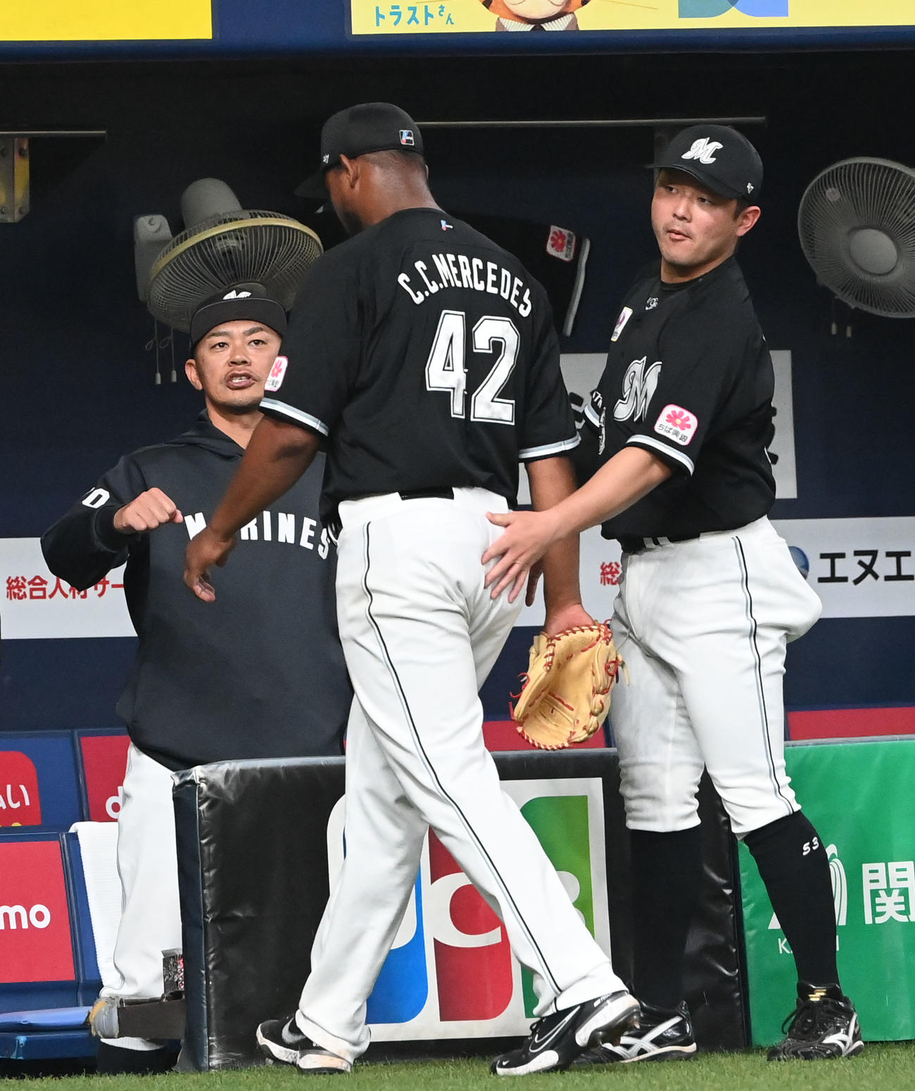 オリックス対ロッテ　6回裏オリックス2死一、三塁、降板するロッテ・メルセデス（撮影・和賀正仁）