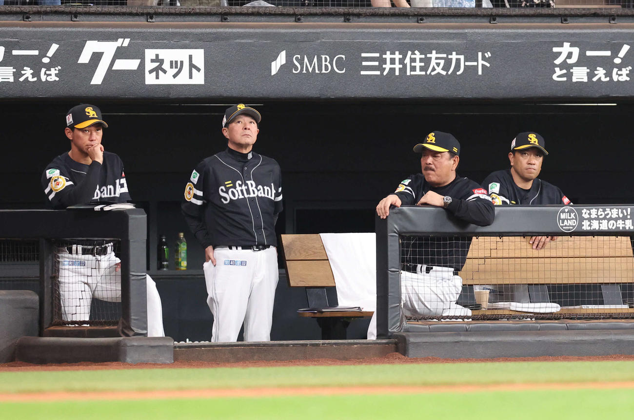 日本ハム対ソフトバンク　ベンチで渋い表情を見せるソフトバンク藤本監督（右手前）（撮影・佐藤翔太）
