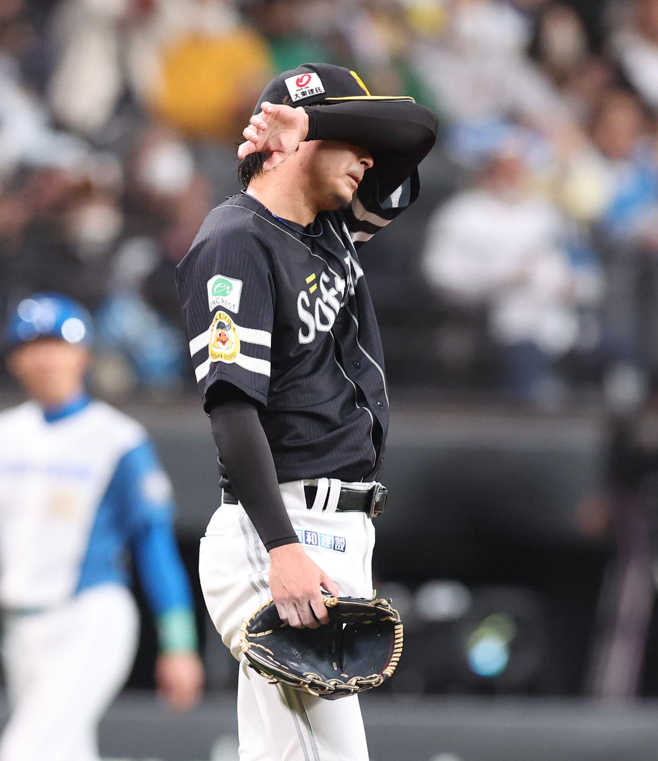 日本ハム対ソフトバンク　4回裏日本ハム2死、野村に右越え本塁打を浴びる東浜（撮影・佐藤翔太）