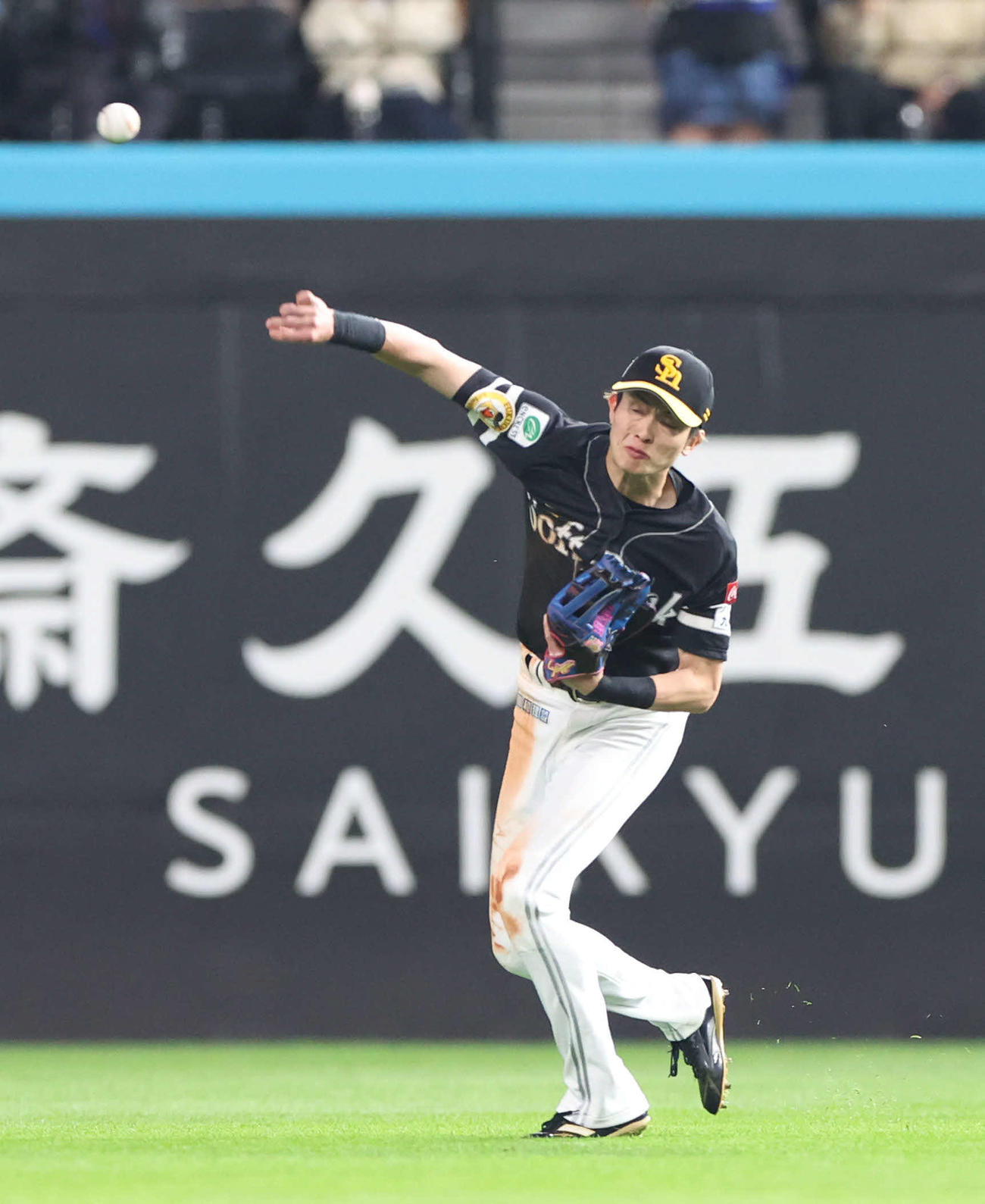 日本ハム対ソフトバンク　1回裏日本ハム2死満塁、上川畑の打球を処理する周東（撮影・佐藤翔太）