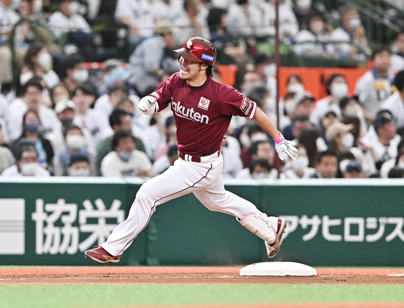 7回表楽天1死、島内宏明は左越えランニングソロ本塁打を放ち三塁を回る