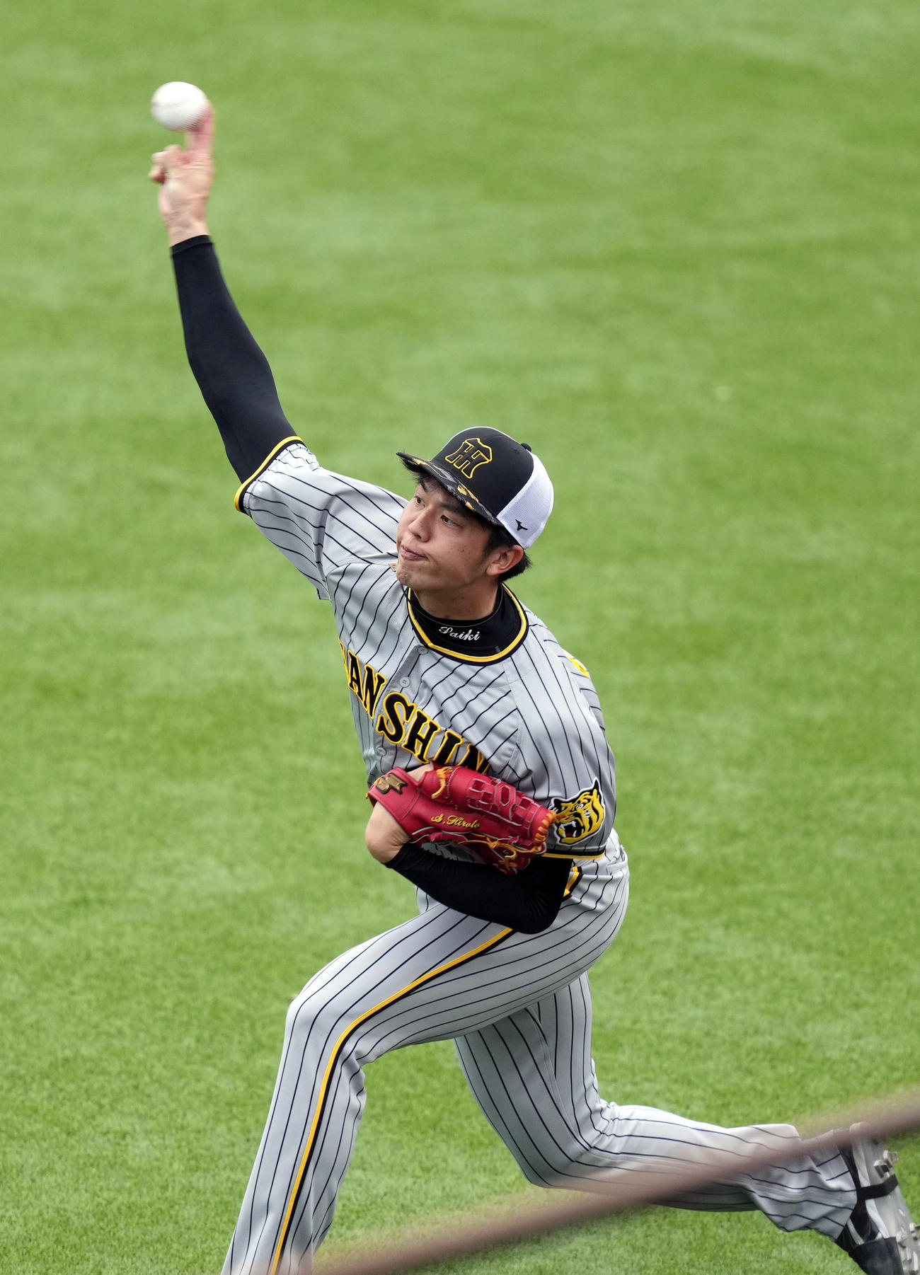 ヤクルト対阪神　試合前、キャッチボールをする阪神才木（撮影・狩俣裕三）