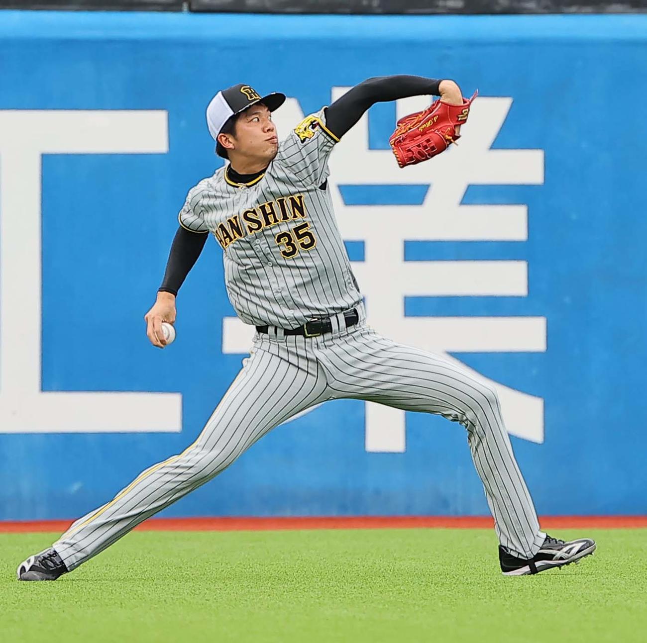 ヤクルト対阪神　キャッチボールをして調整する才木（撮影・上田博志）