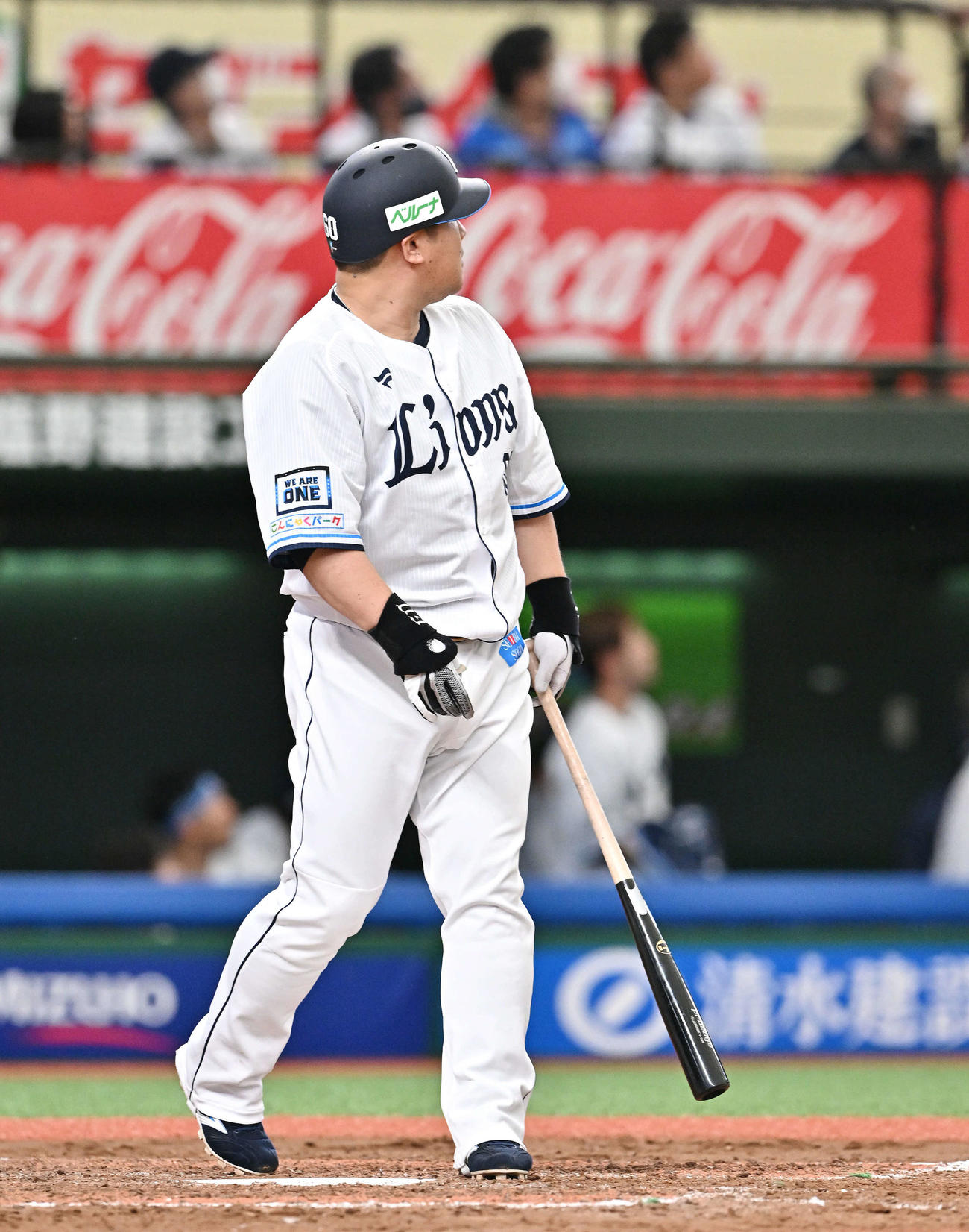 西武対楽天　5回裏西武2死三塁、中村は左越え2点本塁打の打球を見つめる（撮影・滝沢徹郎）