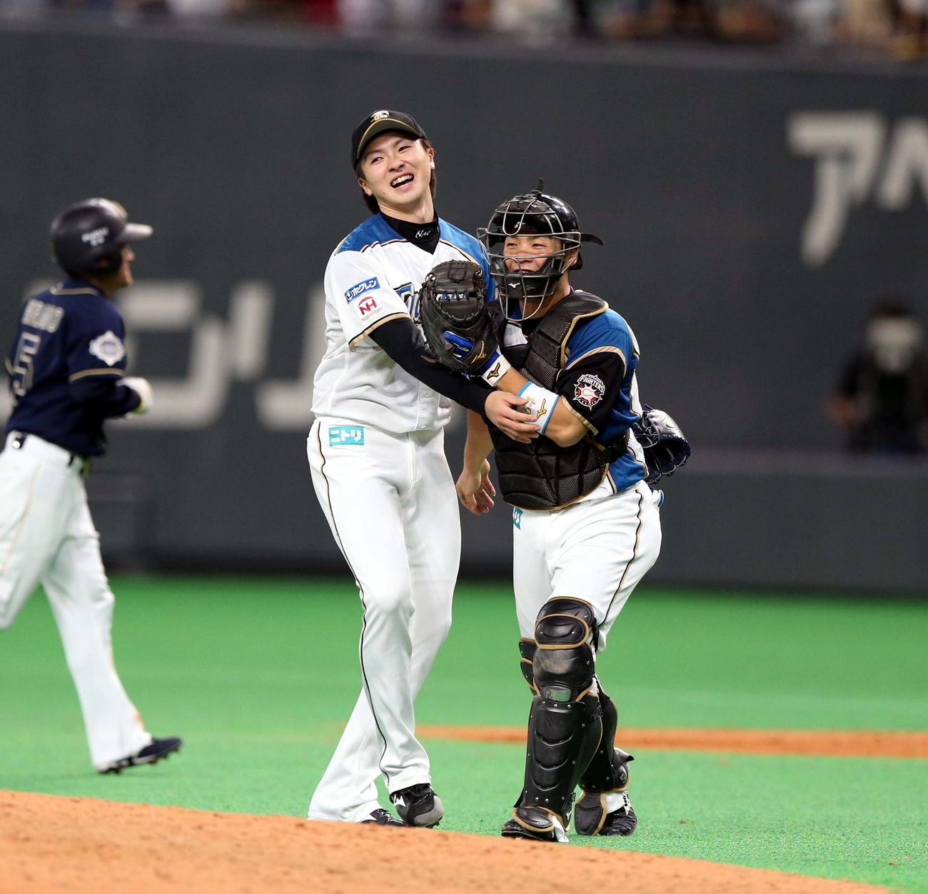 14年9月15日　日本ハム対オリックス　プロ初完封勝利を挙げた上沢直之（左）は近藤健介と笑顔で抱き合う