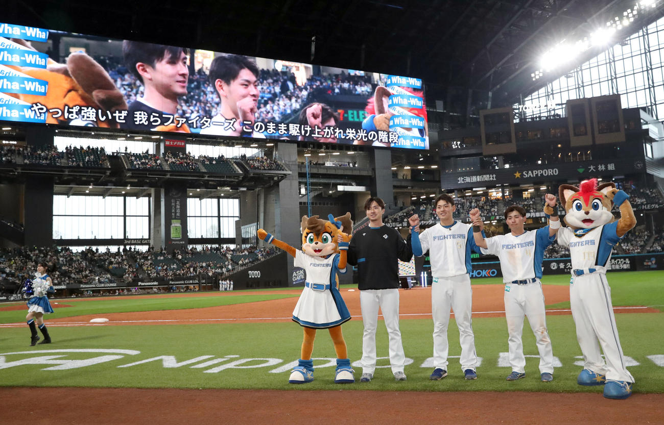 記念撮影する日本ハムの、上沢、野村、上川畑（撮影・佐藤翔太）