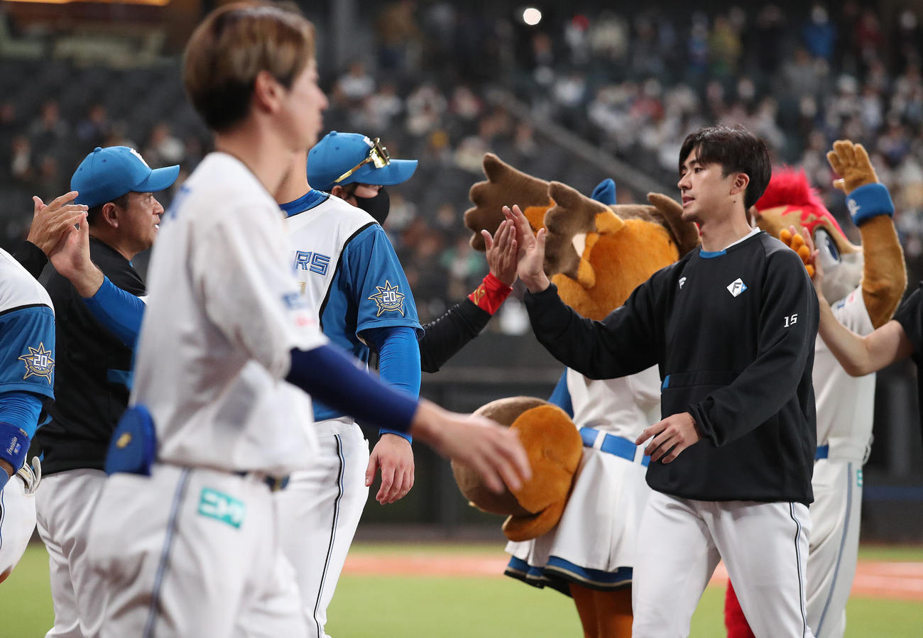 日本ハム対ソフトバンク　試合終了後、日本ハム新庄監督（中央後方）は上沢を出迎える（撮影・佐藤翔太）