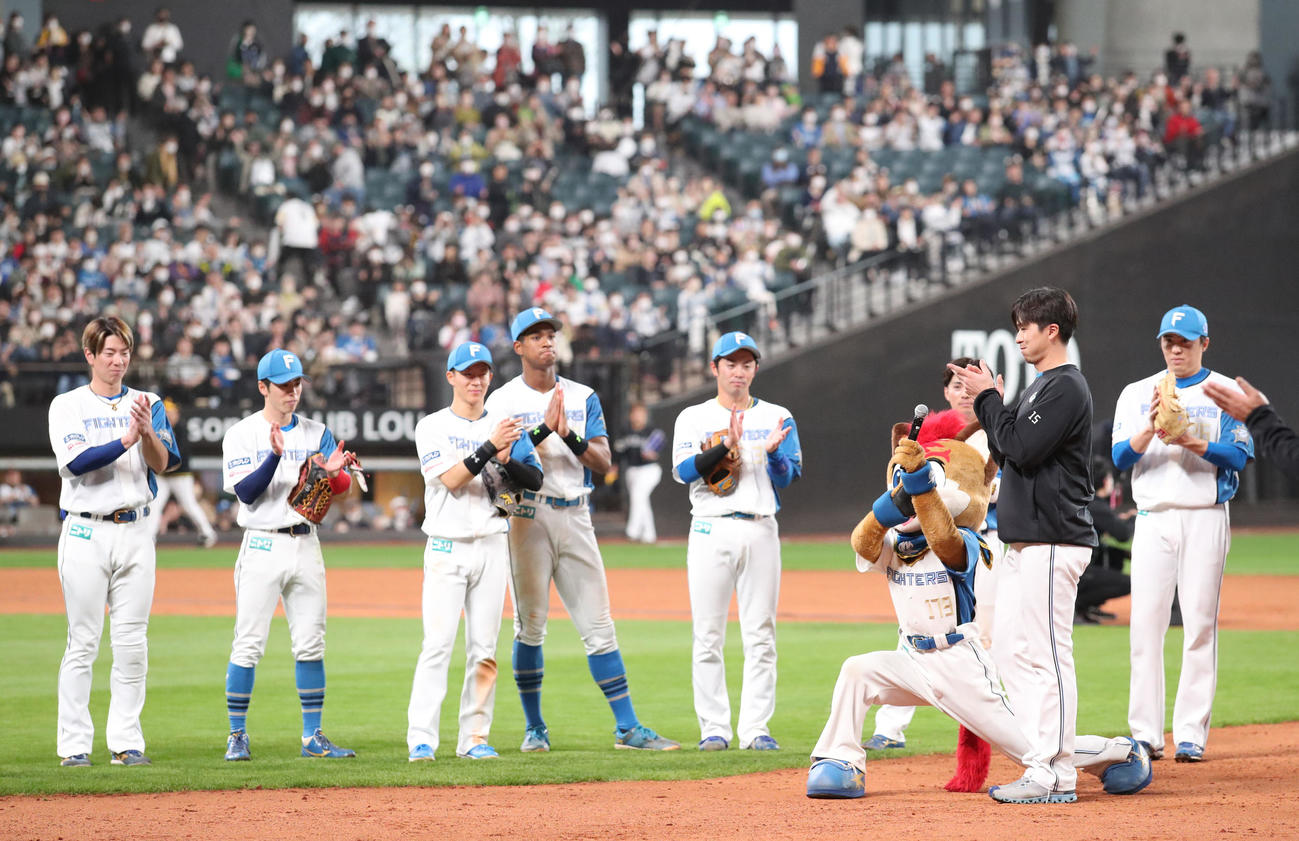 日本ハム対ソフトバンク　試合終了後、一丁締めを務める日本ハム上沢（右手前）（撮影・佐藤翔太）