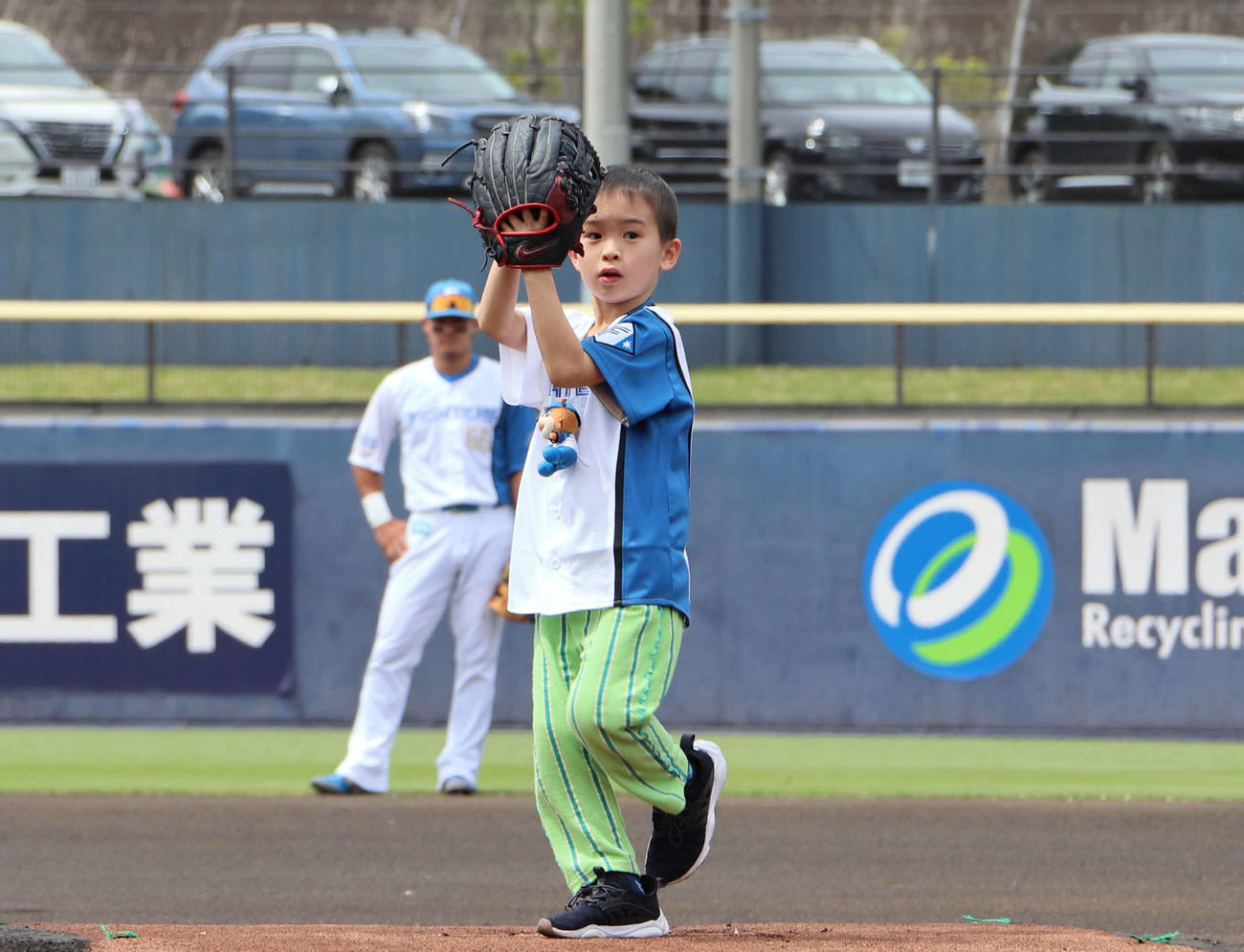 日本ハム対巨人　始球式を務めた子役タレントの中村羽叶