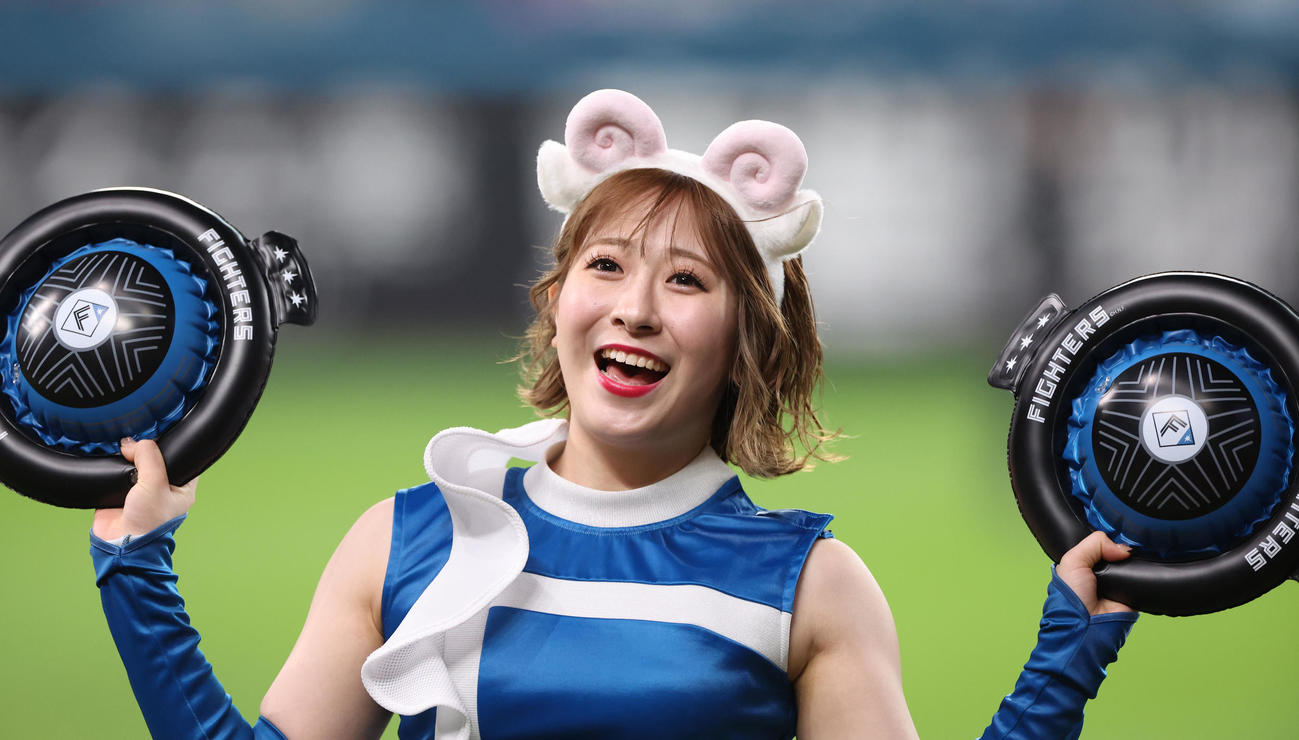 日本ハム対ソフトバンク　ひつじの被り物をつけ「ジンギスカンダンス」を踊るファイターズガールの吉田桃子さん（撮影・佐藤翔太）