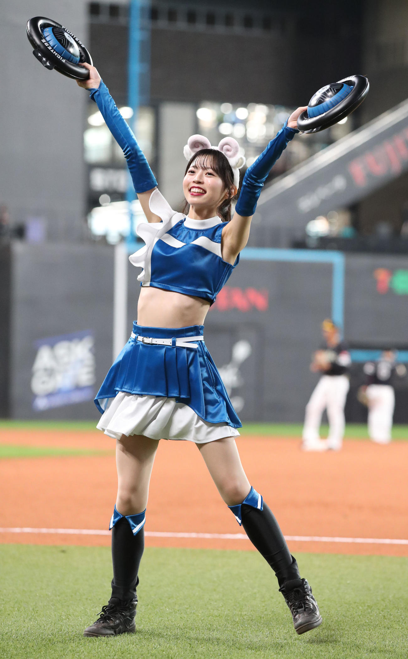 日本ハム対ソフトバンク　ひつじの被り物をつけながら「ジンギスカンダンス」を踊るファイターズガールの塩沢美咲さん（撮影・佐藤翔太）