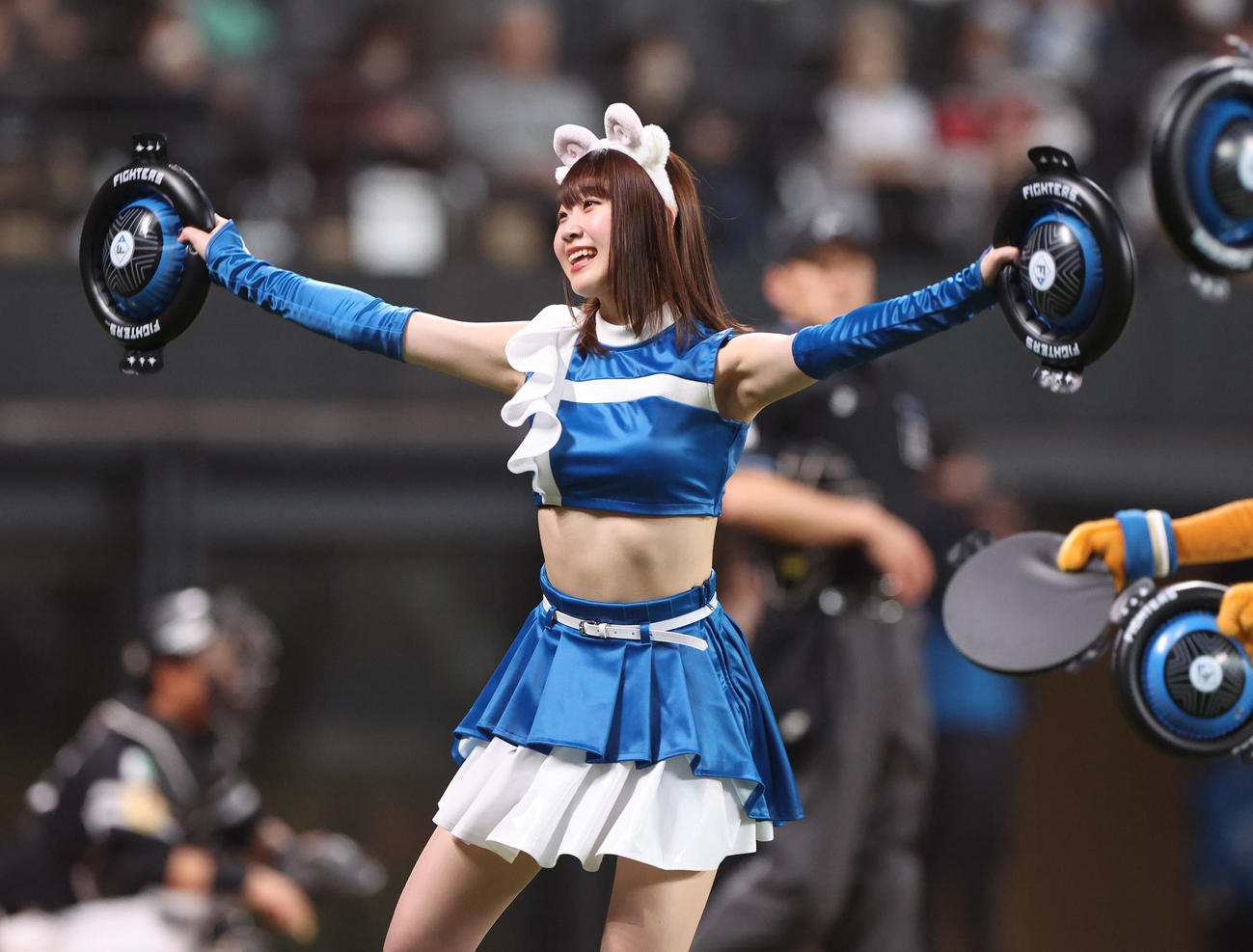 日本ハム対ソフトバンク　ひつじの被り物をつけ「ジンギスカンダンス」を踊るファイターズガールの大野未侑さん（撮影・佐藤翔太）