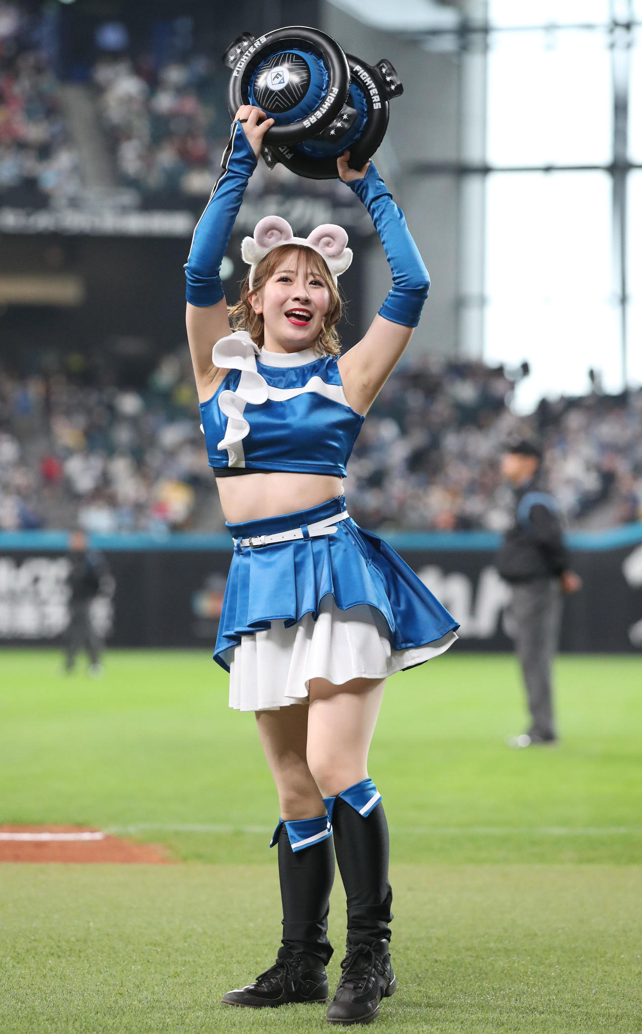 日本ハム対ソフトバンク　ひつじの被り物をつけながら「ジンギスカンダンス」を踊るファイターズガールの吉田桃子さん（撮影・佐藤翔太）